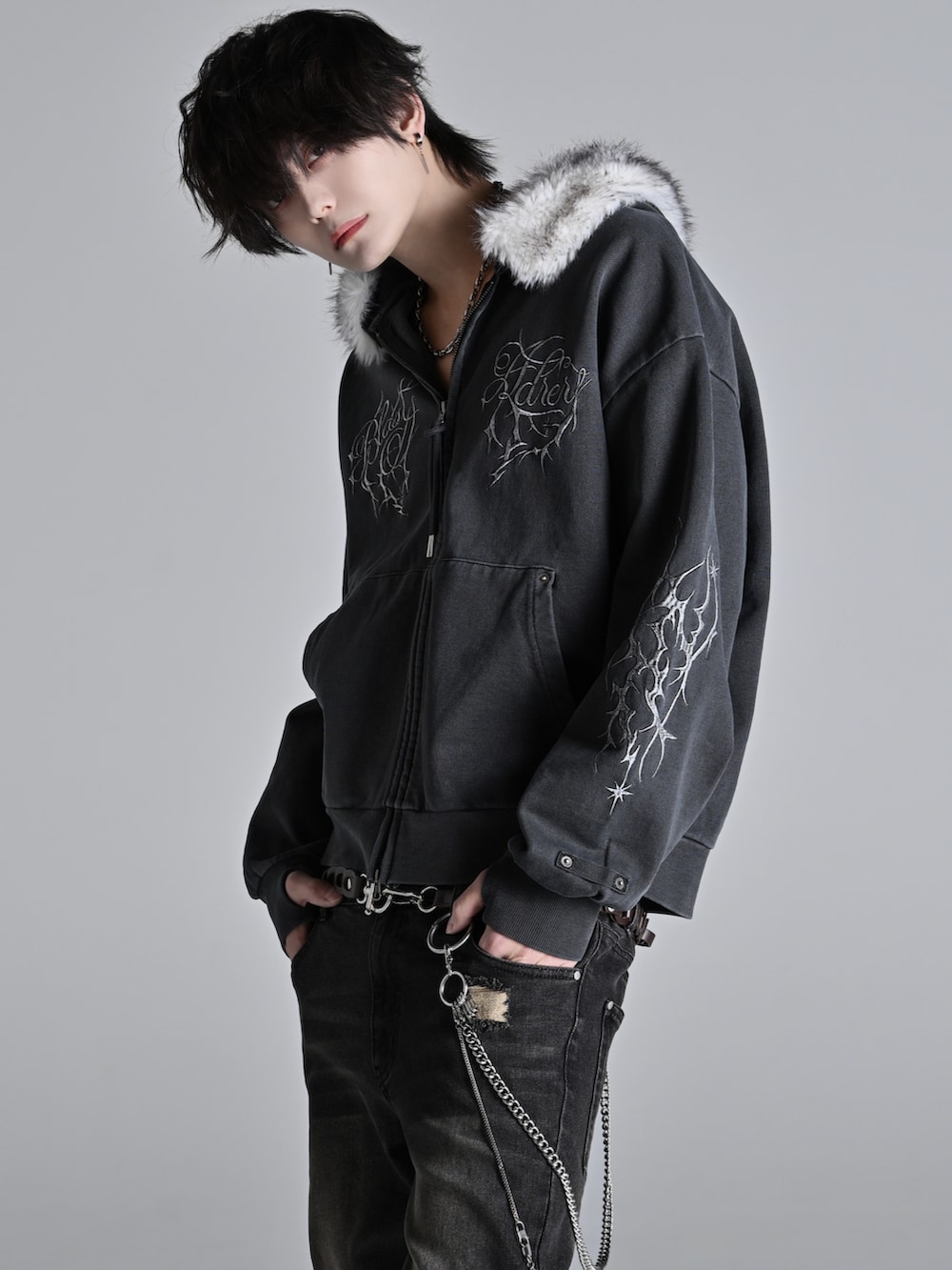 グレー系のスウェットパンツ、ブラック系のパーカー、ブラック系のショルダーバッグを着用したメンズの冬コーディネートの3枚目の写真