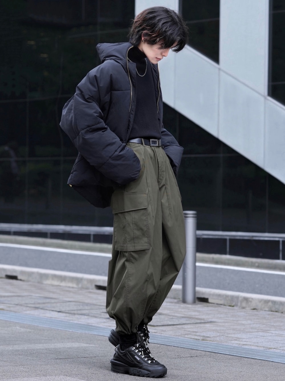 ブラック系のスニーカー、ブラック系のスタジャン、ブラック系のカーゴパンツを着用したメンズの冬コーディネートの5枚目の写真