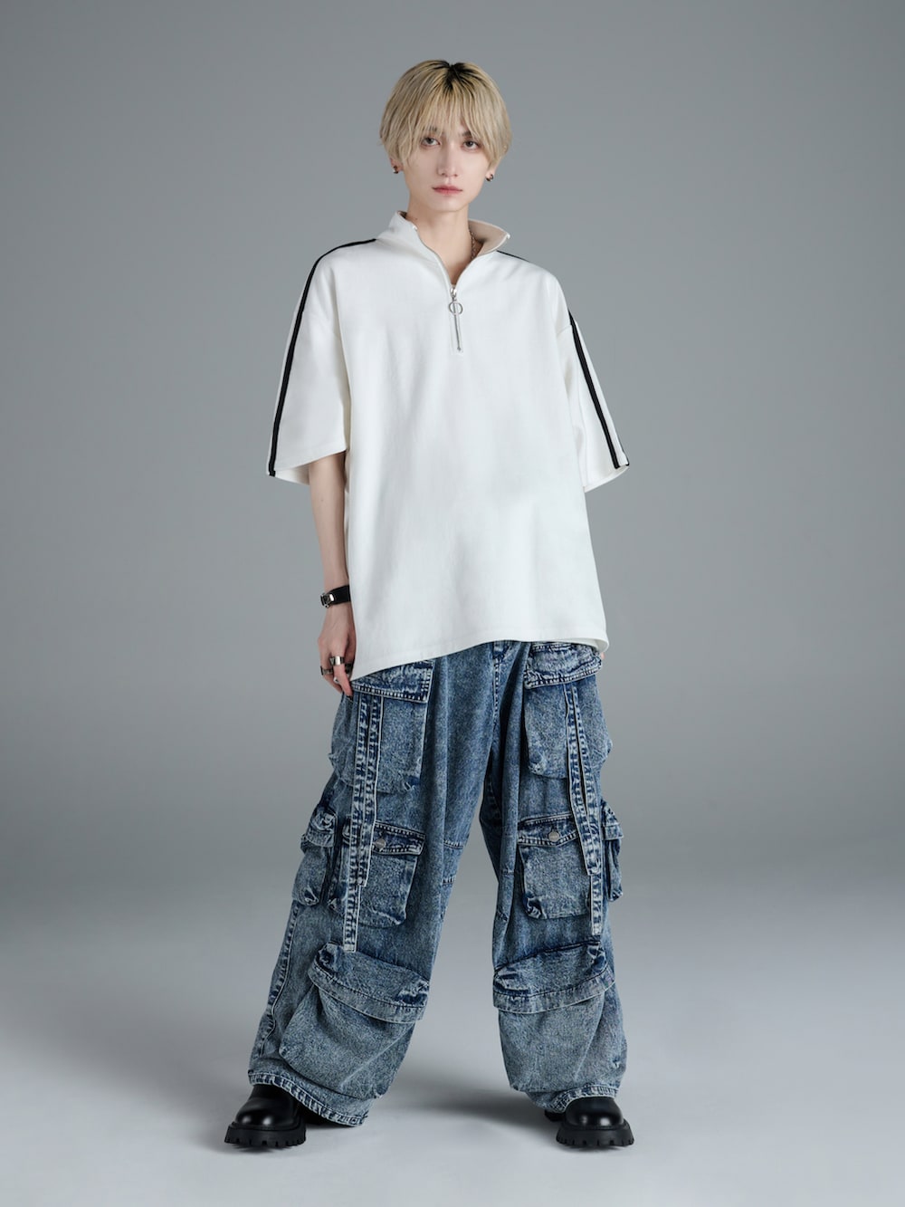 ブラック系のショルダーバッグ、ホワイト系のタンクトップ、ホワイト系のTシャツ/カットソーを着用したメンズの春コーディネートの4枚目の写真