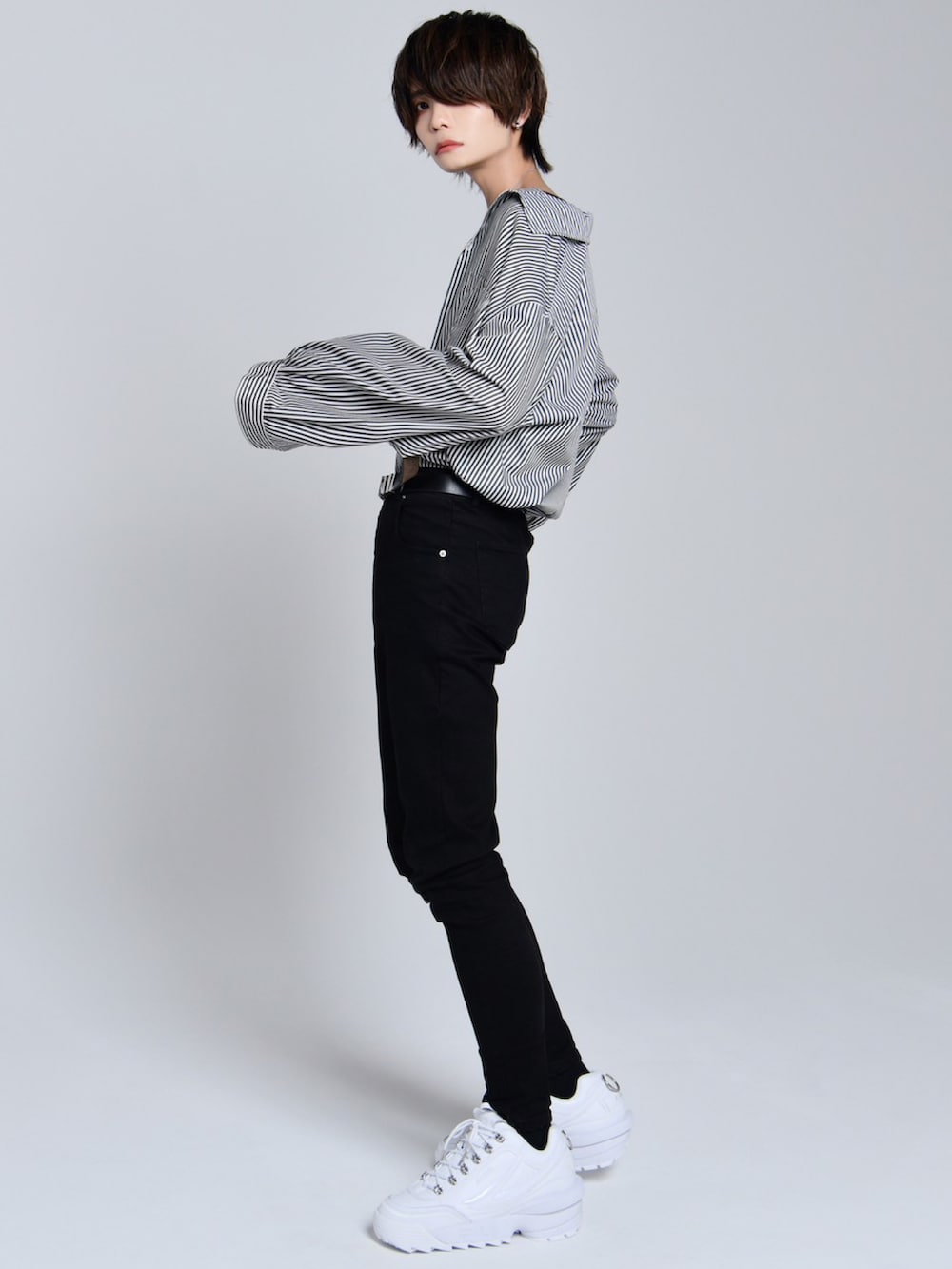 その他のシャツ/ブラウス、ブラック系のタンクトップ、ブラック系のデニムパンツを着用したメンズの冬コーディネートの3枚目の写真