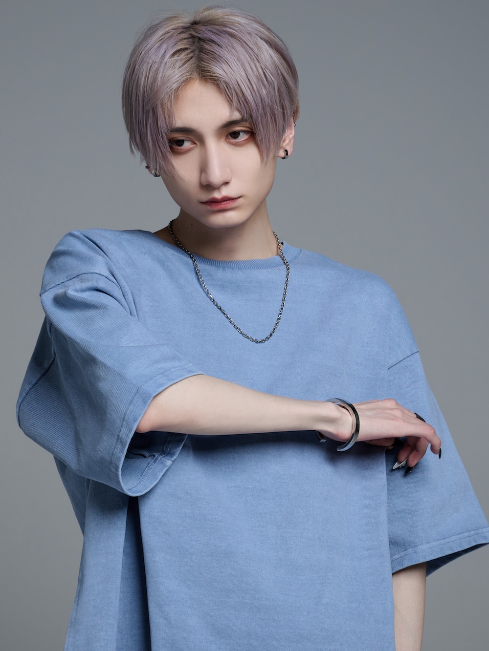 グレー系のデニムパンツ、ホワイト系のスニーカー、ブラック系のショルダーバッグを着用したメンズの春コーディネートの5枚目の写真