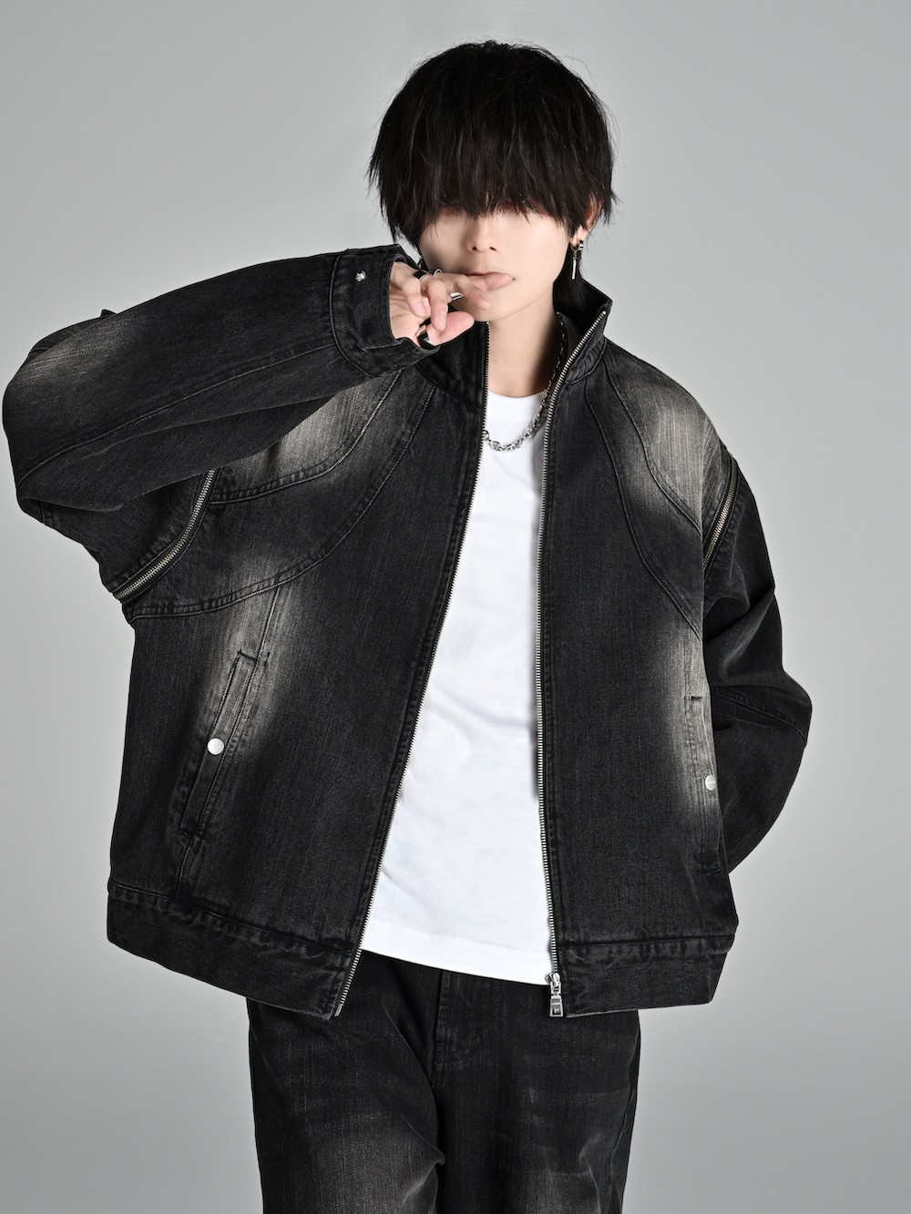 ブラック系のデニムジャケット、ブラック系のデニムパンツ、ブラック系のローファーを着用したメンズの秋コーディネートの2枚目の写真