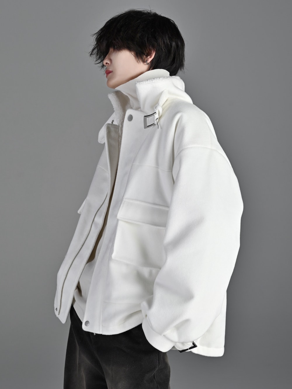 ブラック系のその他パンツ、ブラック系のブーツ、ホワイト系のブルゾンを着用したメンズの冬コーディネートの2枚目の写真