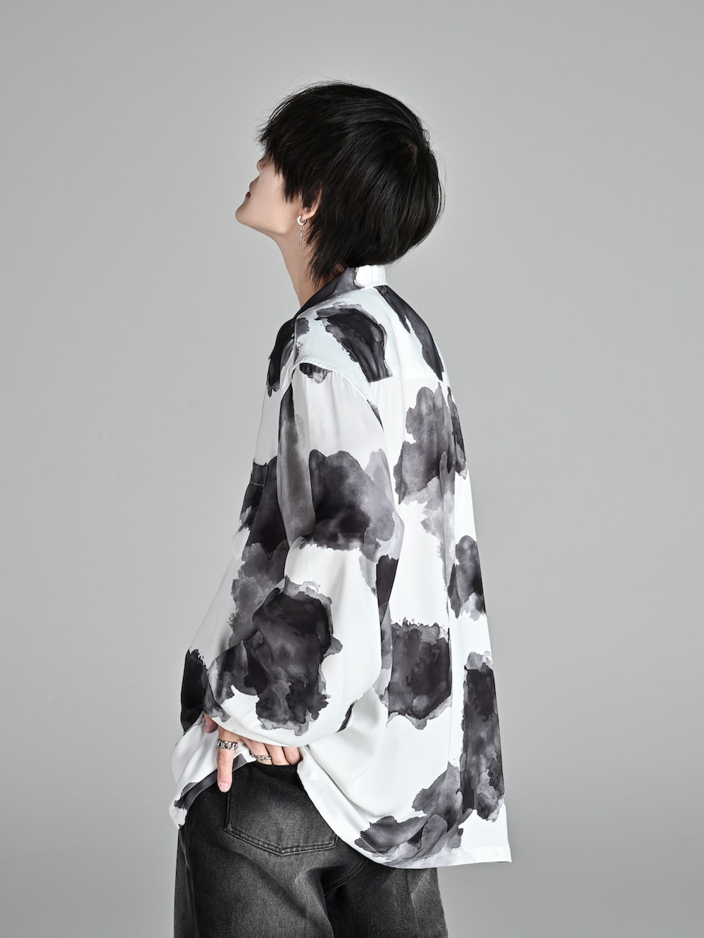 ブラック系のその他パンツ、ブラック系のローファー、ホワイト系のシャツ/ブラウスを着用したメンズの夏コーディネートの4枚目の写真