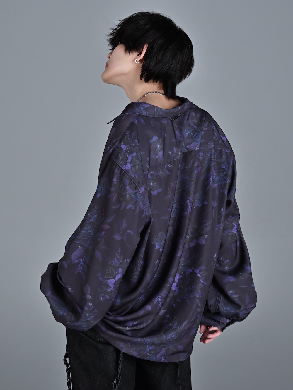ブラック系のその他パンツ、ブラック系のブーツ、ブラック系のショルダーバッグを着用したメンズの冬コーディネートの4枚目の写真