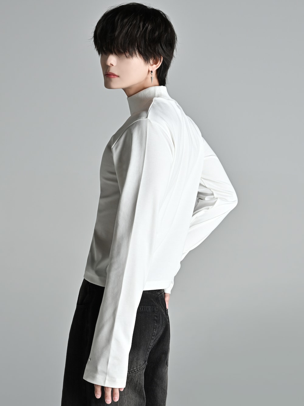 ブラック系のデニムパンツ、ホワイト系のTシャツ/カットソー、ブラック系のローファーを着用したメンズの秋コーディネートの3枚目の写真