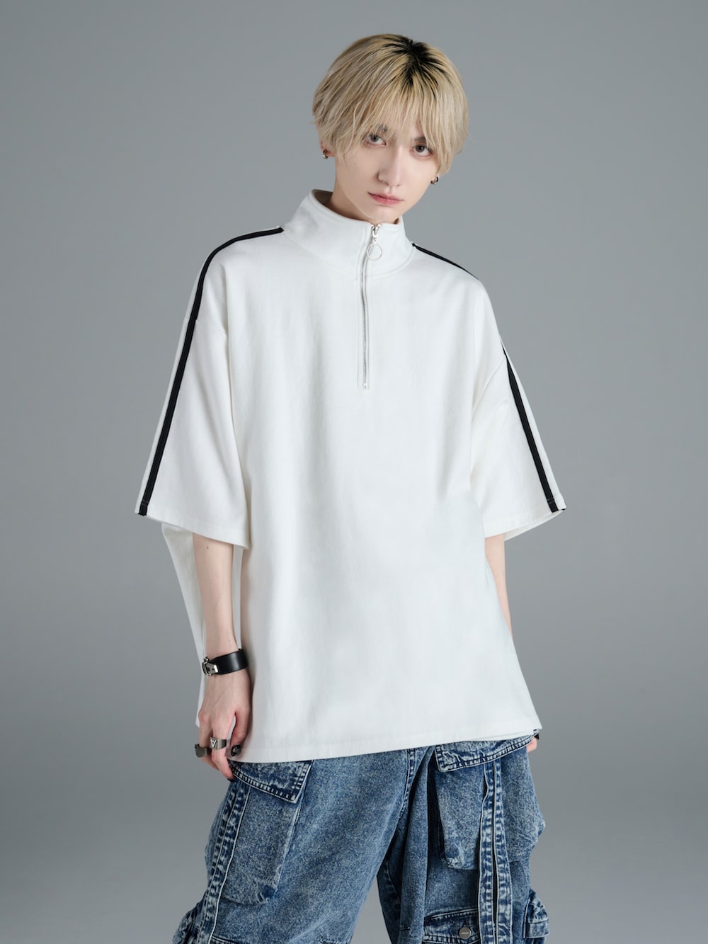 ブラック系のショルダーバッグ、ホワイト系のタンクトップ、ホワイト系のTシャツ/カットソーを着用したメンズの春コーディネートの3枚目の写真