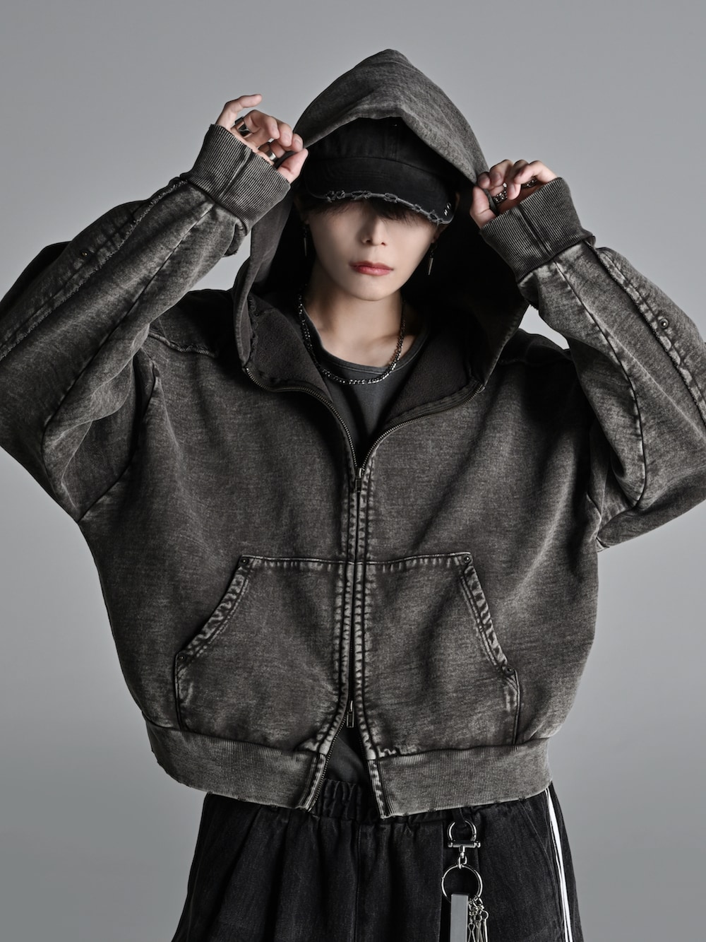 レッド系のタンクトップ、ブラック系のローファー、ブラウン系のパーカーを着用したメンズの冬コーディネートの2枚目の写真