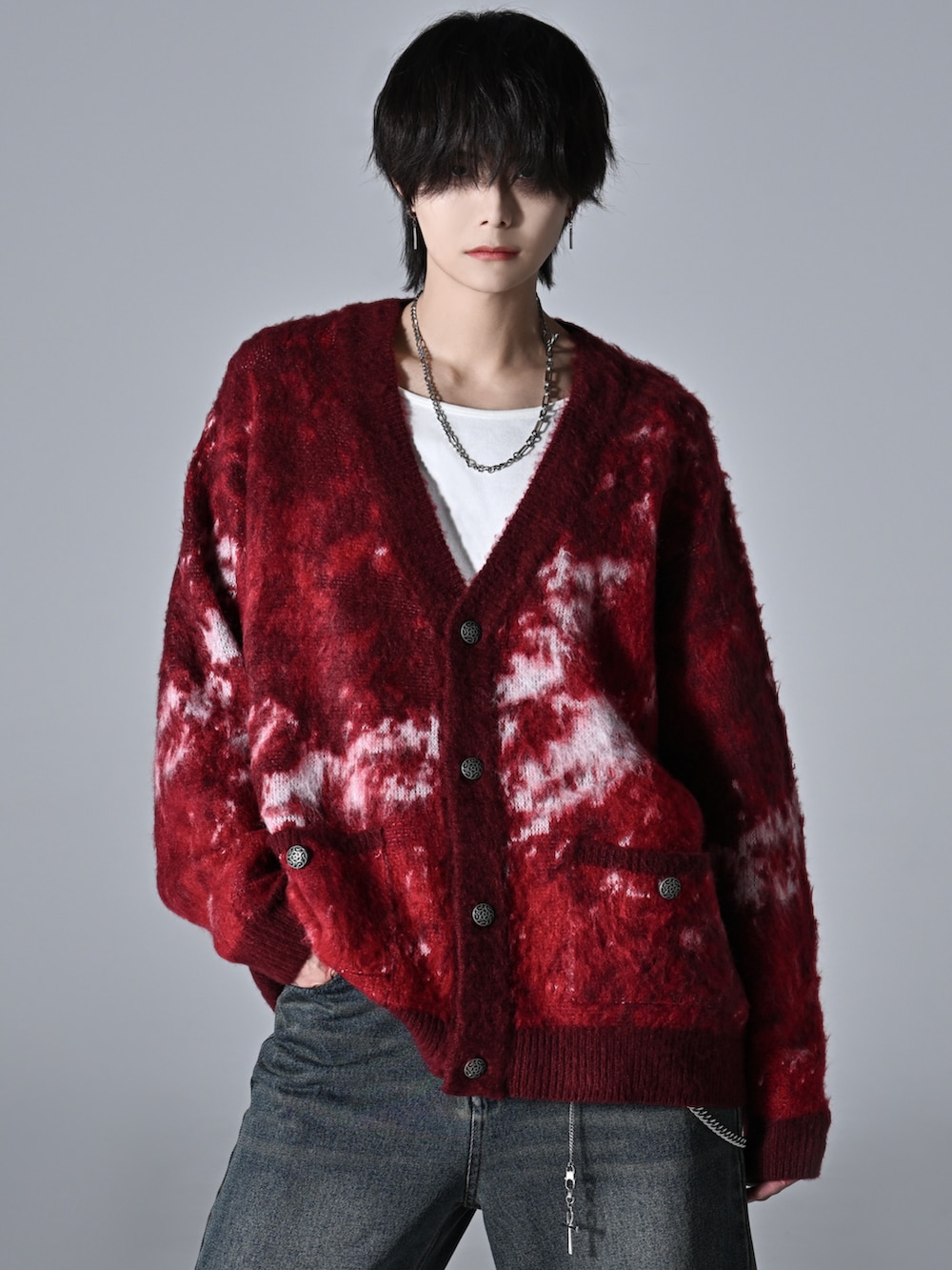 レッド系のカーディガン/ボレロ、グレー系のタンクトップ、ブルー系のデニムパンツを着用したメンズの秋コーディネートの3枚目の写真