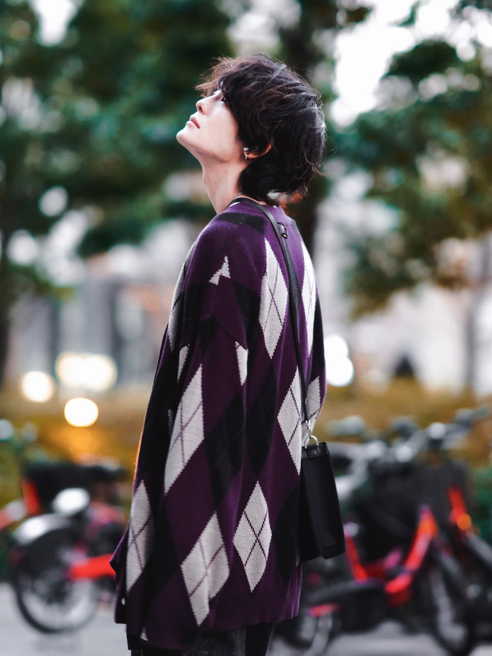 ホワイト系のTシャツ/カットソー、ブラック系のデニムパンツ、ホワイト系のスニーカーを着用したメンズの冬コーディネートの4枚目の写真