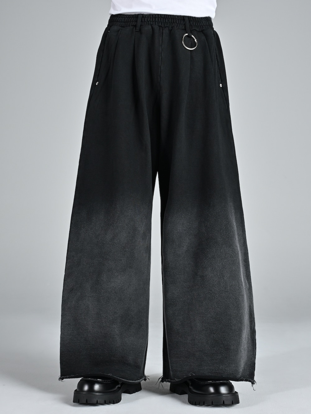 ブラウン系のシャツ/ブラウス、ブラック系のスウェットパンツ、ホワイト系のスニーカーを着用したメンズの秋コーディネートの4枚目の写真