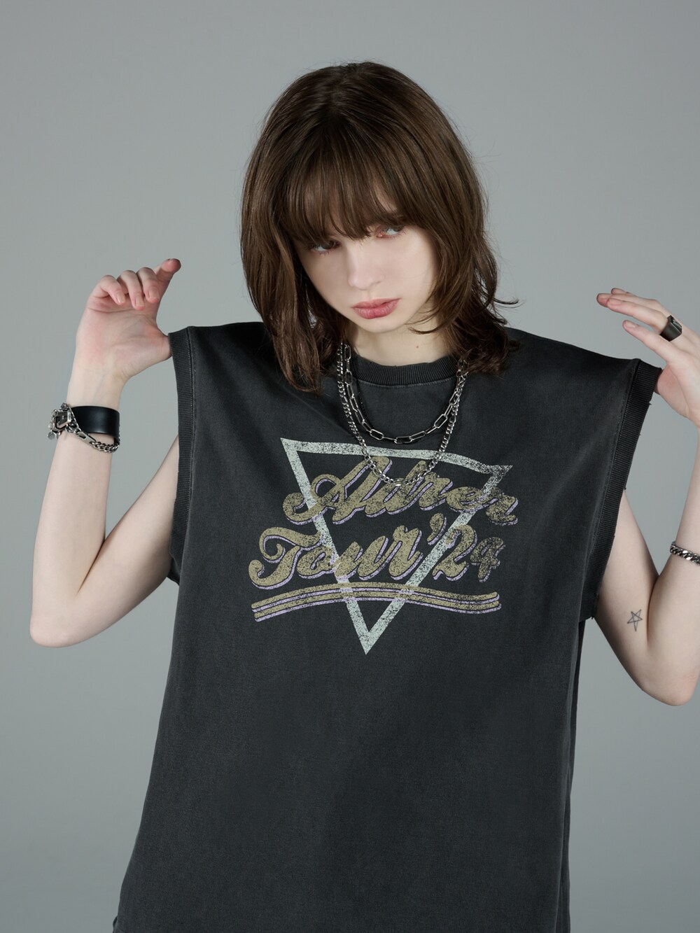 ブラック系のTシャツ/カットソー、ブラック系のカーゴパンツ、ホワイト系のスニーカーを着用したメンズの夏コーディネートの5枚目の写真