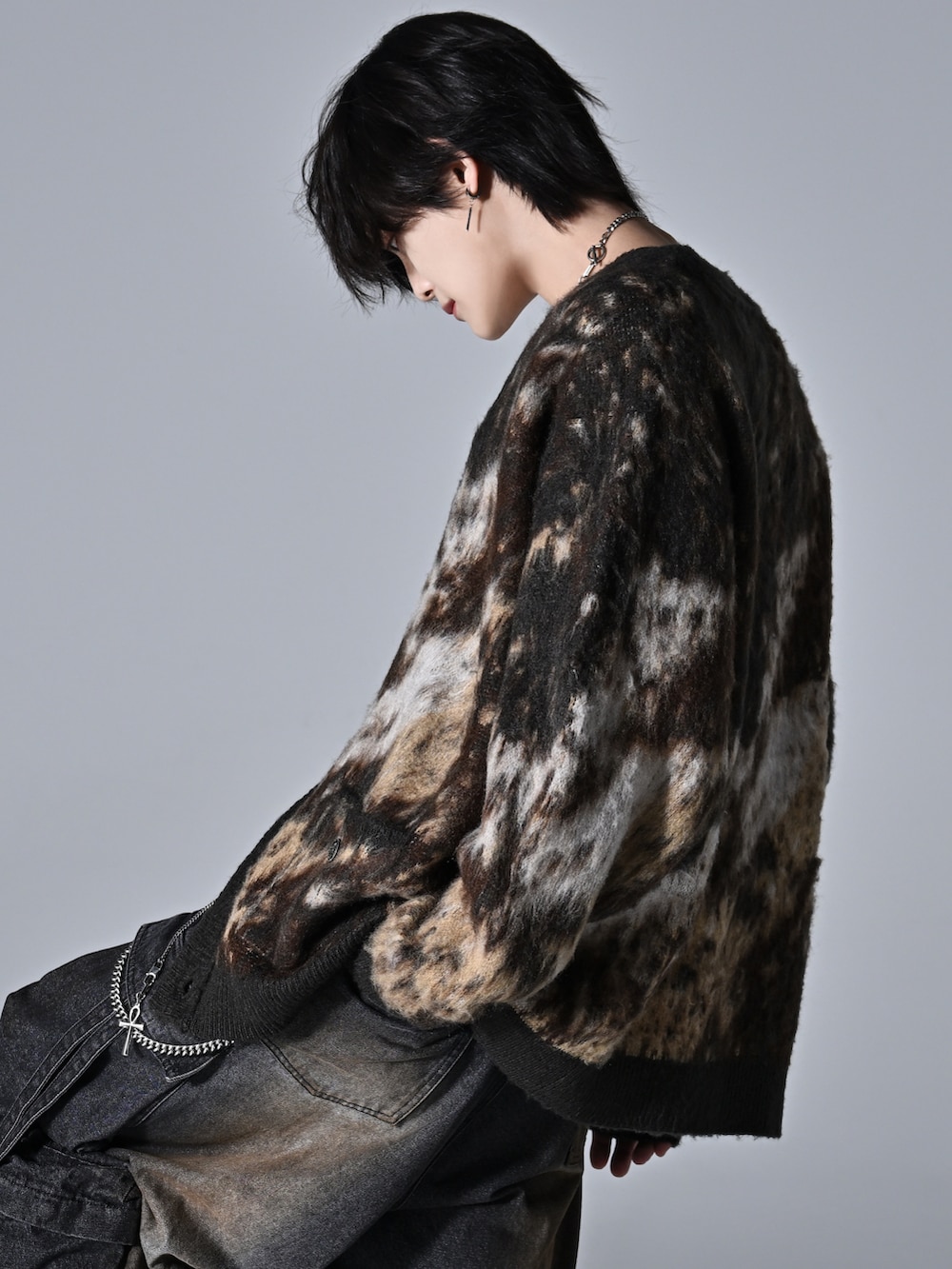 ブラウン系のカーディガン/ボレロ、ベージュ系のブーツ、グレー系のタンクトップを着用したメンズの秋コーディネートの5枚目の写真