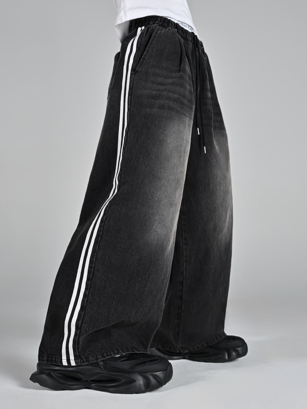 ベージュ系のブーツ、ブラック系のブルゾン、ブラック系のその他パンツを着用したメンズの冬コーディネートの4枚目の写真