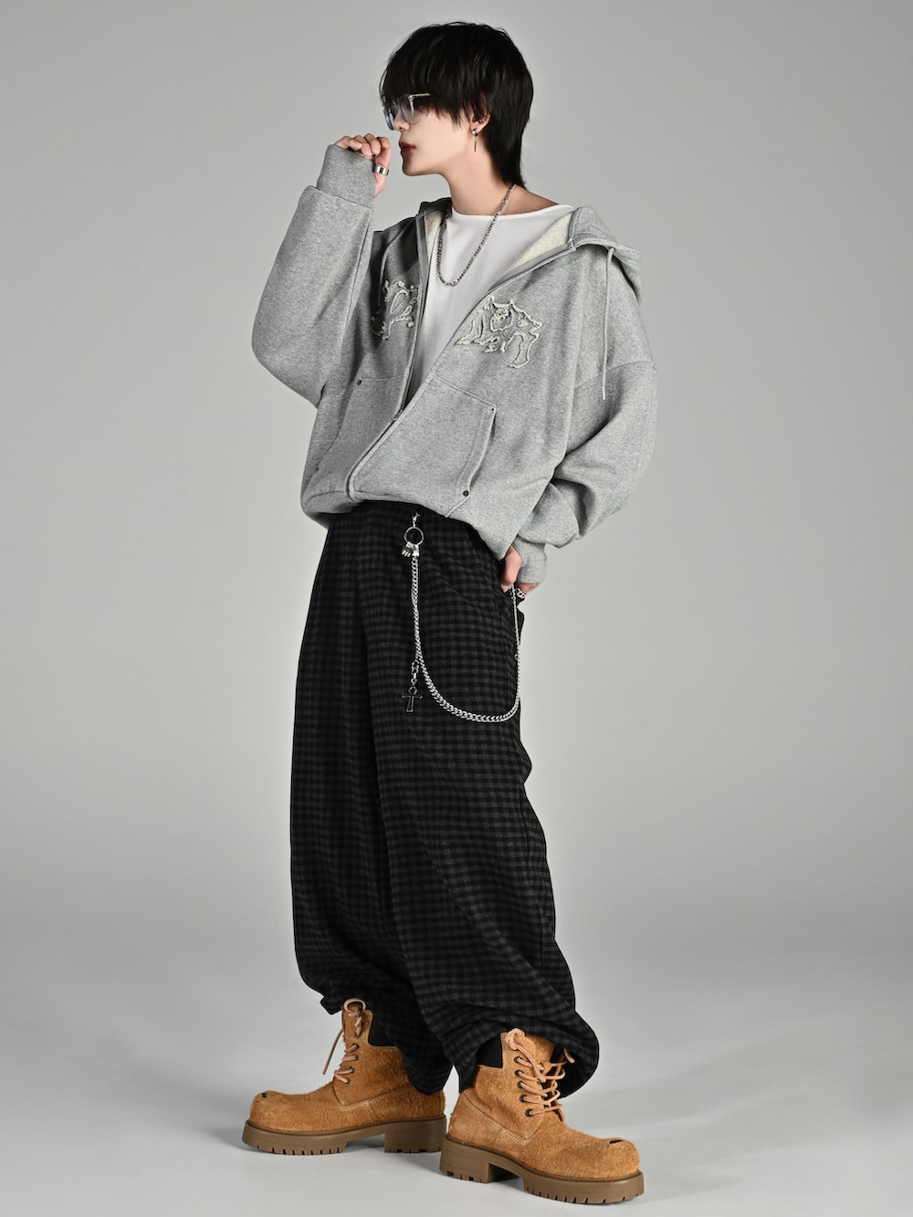 ブラック系のテーラードジャケット、ブラック系のスラックス、ブラック系のショルダーバッグを着用したメンズの秋コーディネートの5枚目の写真