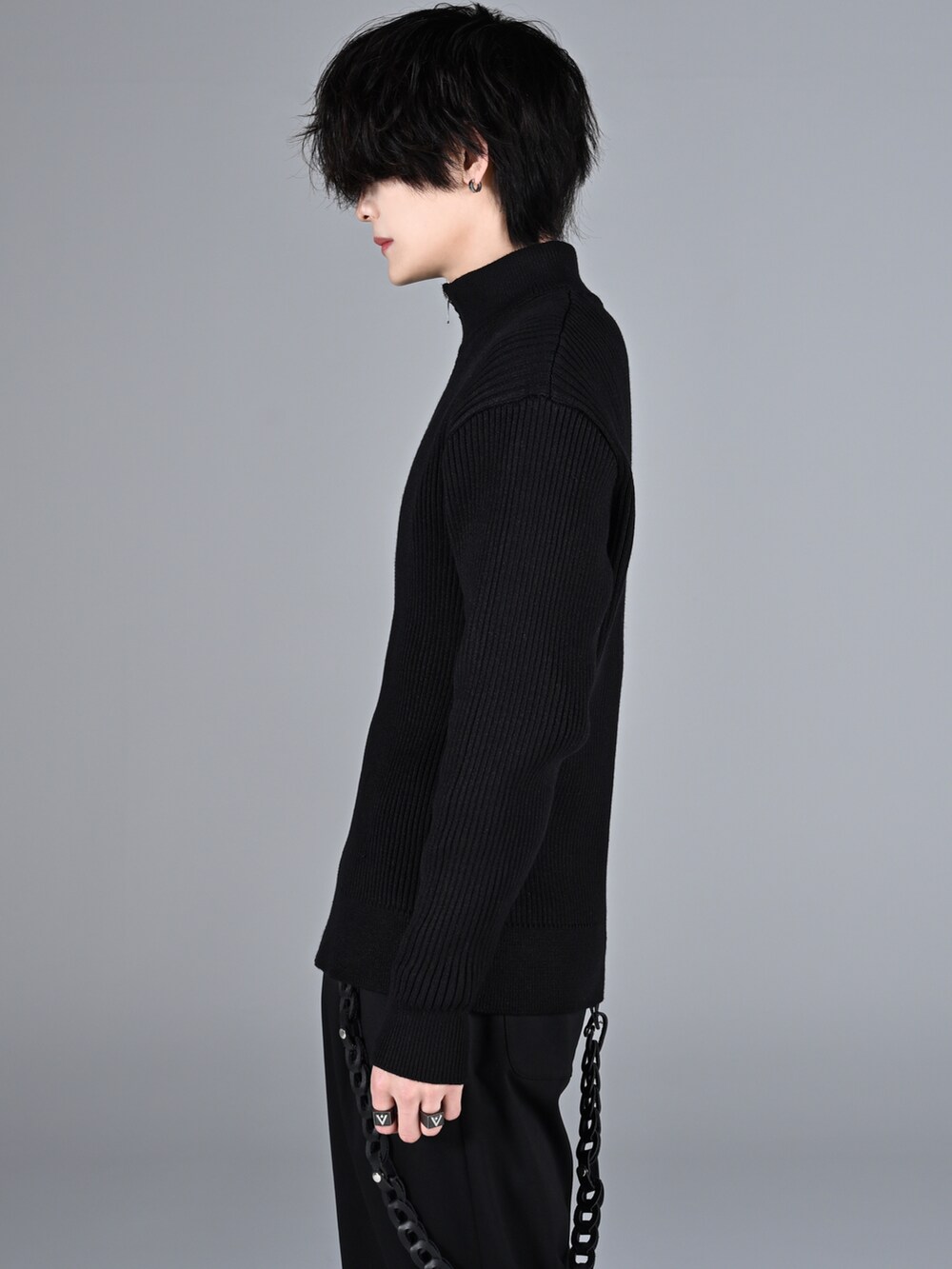 ブラック系のニット/セーター、ブラック系のブーツ、ブラック系のニット/セーターを着用したメンズの冬コーディネートの3枚目の写真