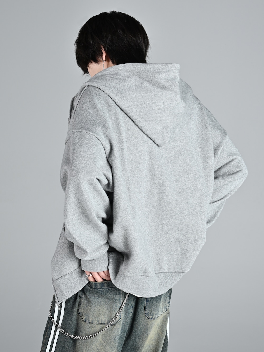 ブルー系のその他パンツ、ホワイト系のスニーカー、グレー系のタンクトップを着用したメンズの秋コーディネートの4枚目の写真