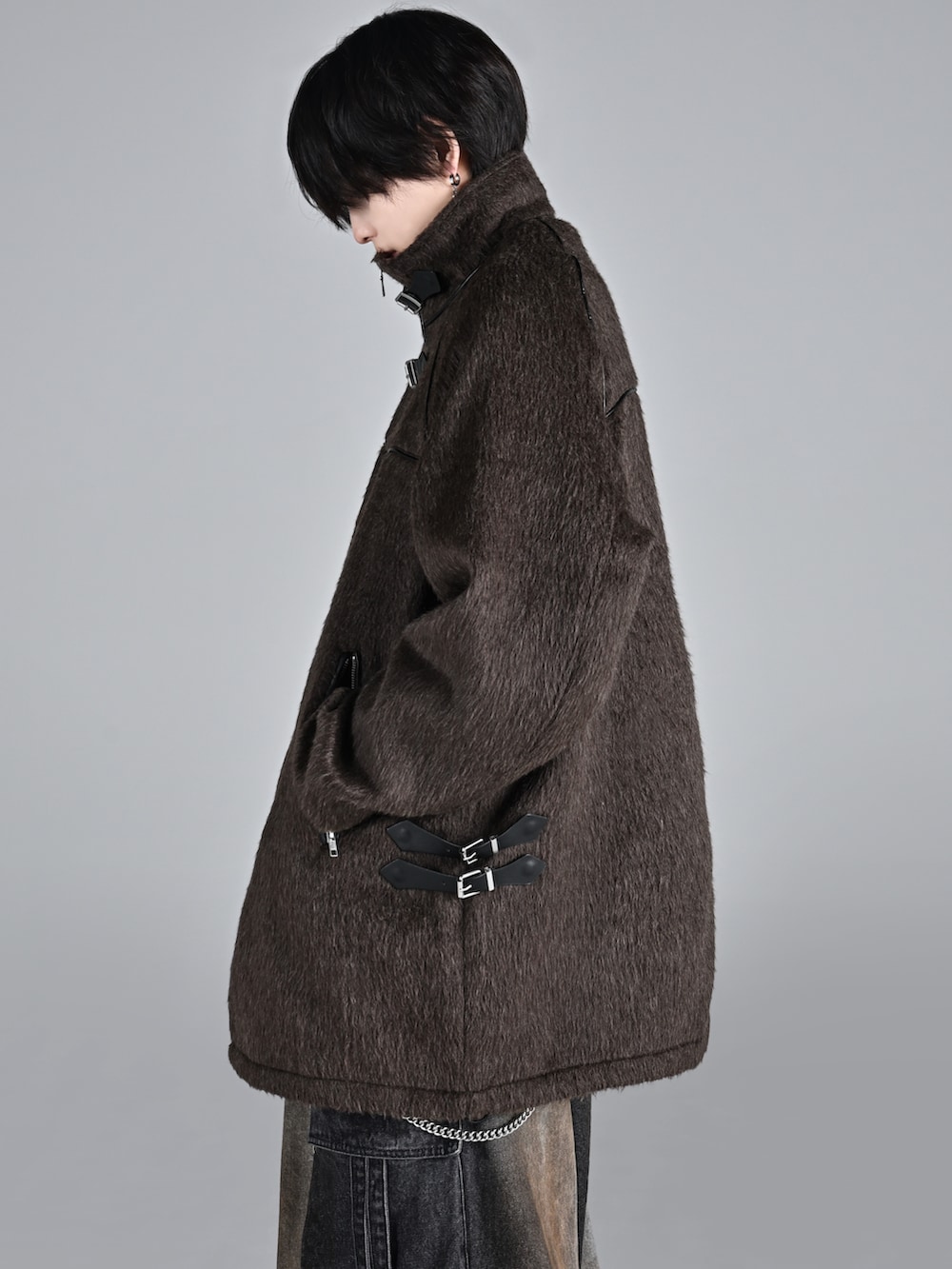 ブラウン系のブルゾン、ベージュ系のブーツ、ブラック系のカーゴパンツを着用したメンズの秋コーディネートの4枚目の写真