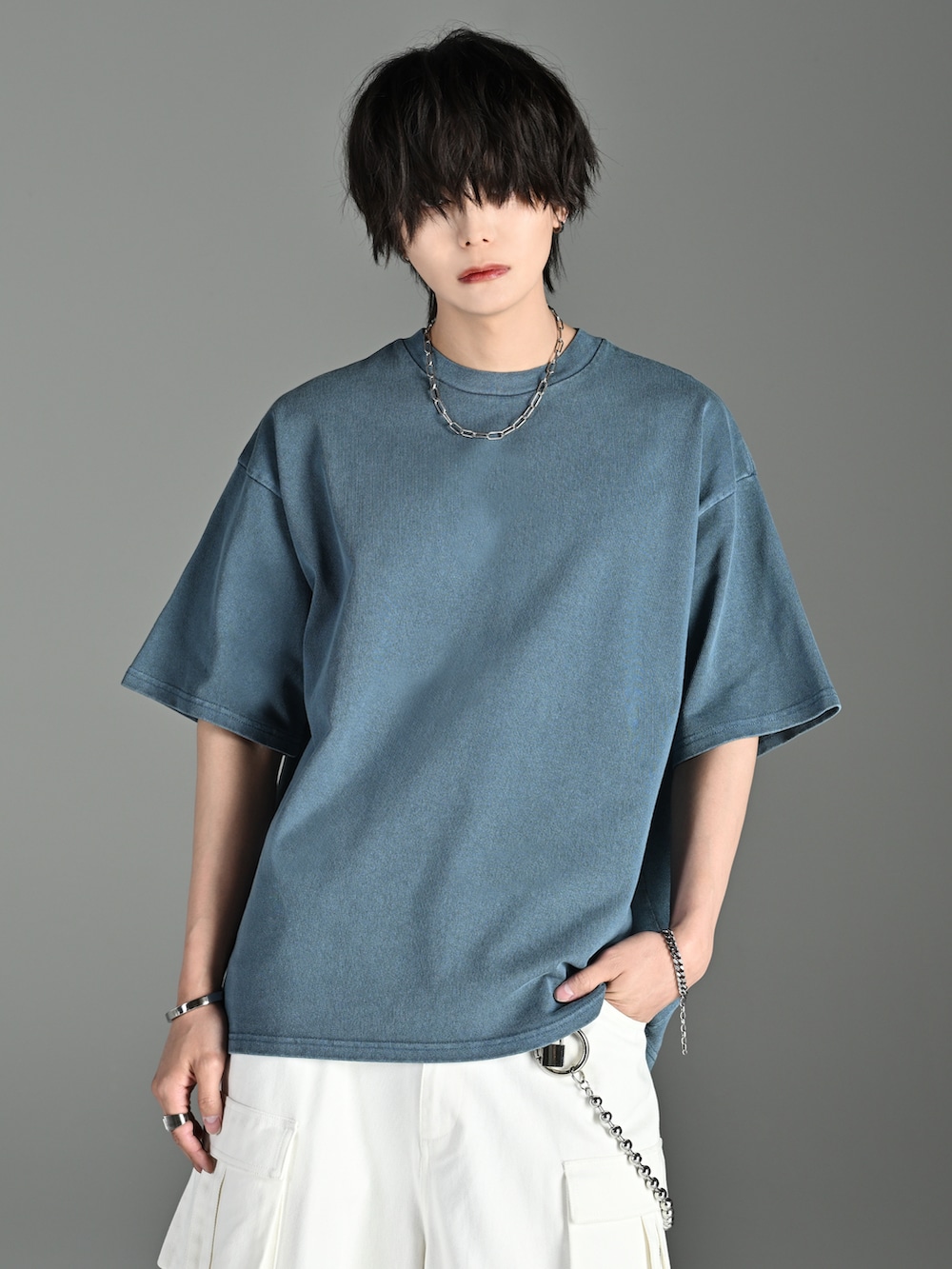 ブルー系のTシャツ/カットソー、ホワイト系のカーゴパンツ、ブラック系のショルダーバッグを着用したメンズの夏コーディネートの2枚目の写真