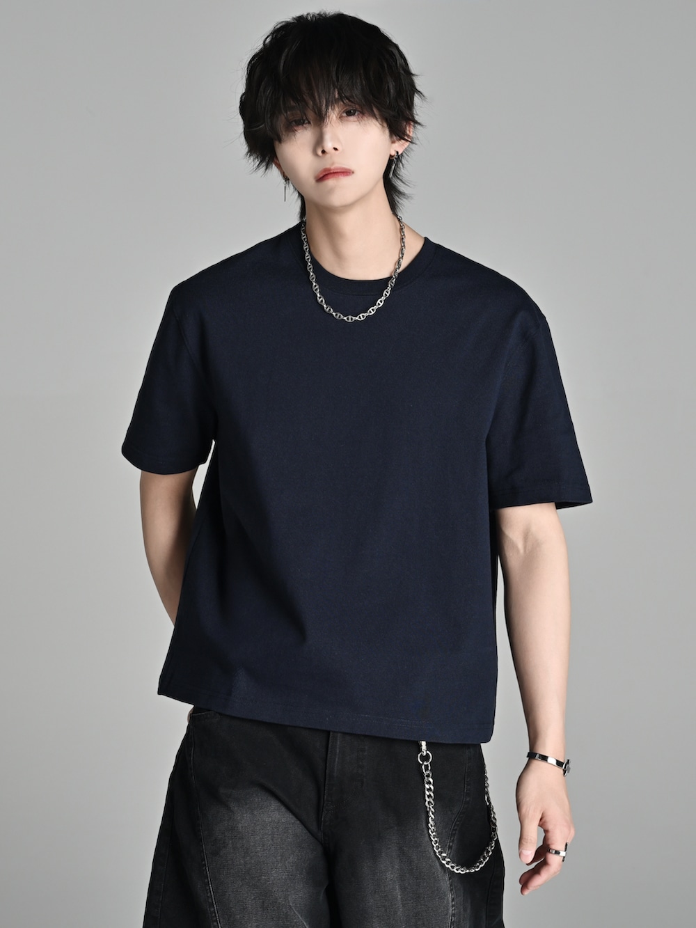 ブルー系のTシャツ/カットソー、ブラック系のデニムパンツ、ブラック系のショルダーバッグを着用したメンズの春コーディネートの3枚目の写真