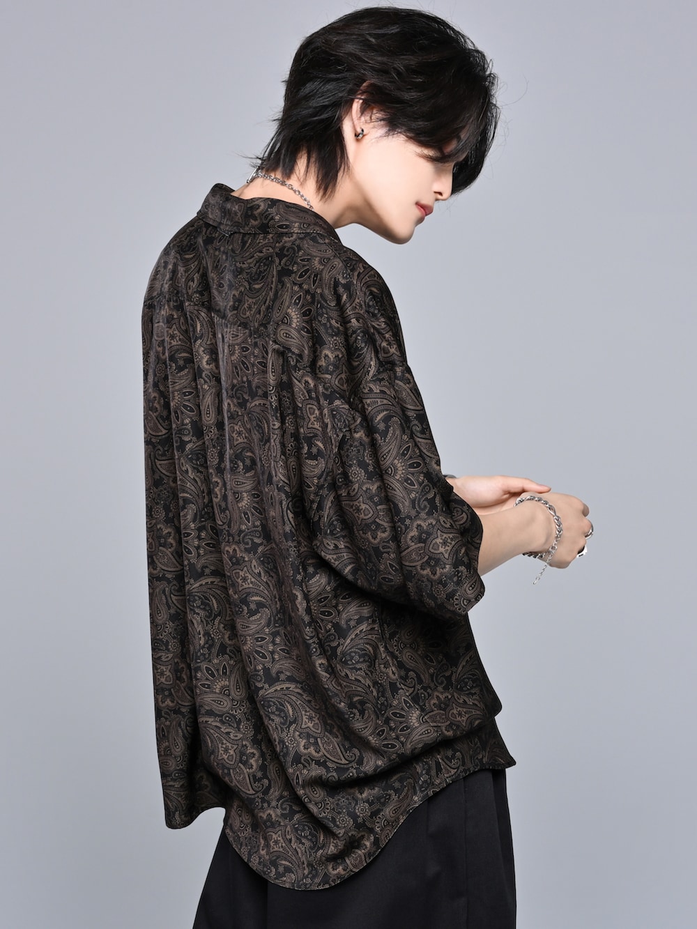 ブラック系のスラックス、ブラック系のブーツ、ブラック系のシャツ/ブラウスを着用したメンズの春コーディネートの4枚目の写真