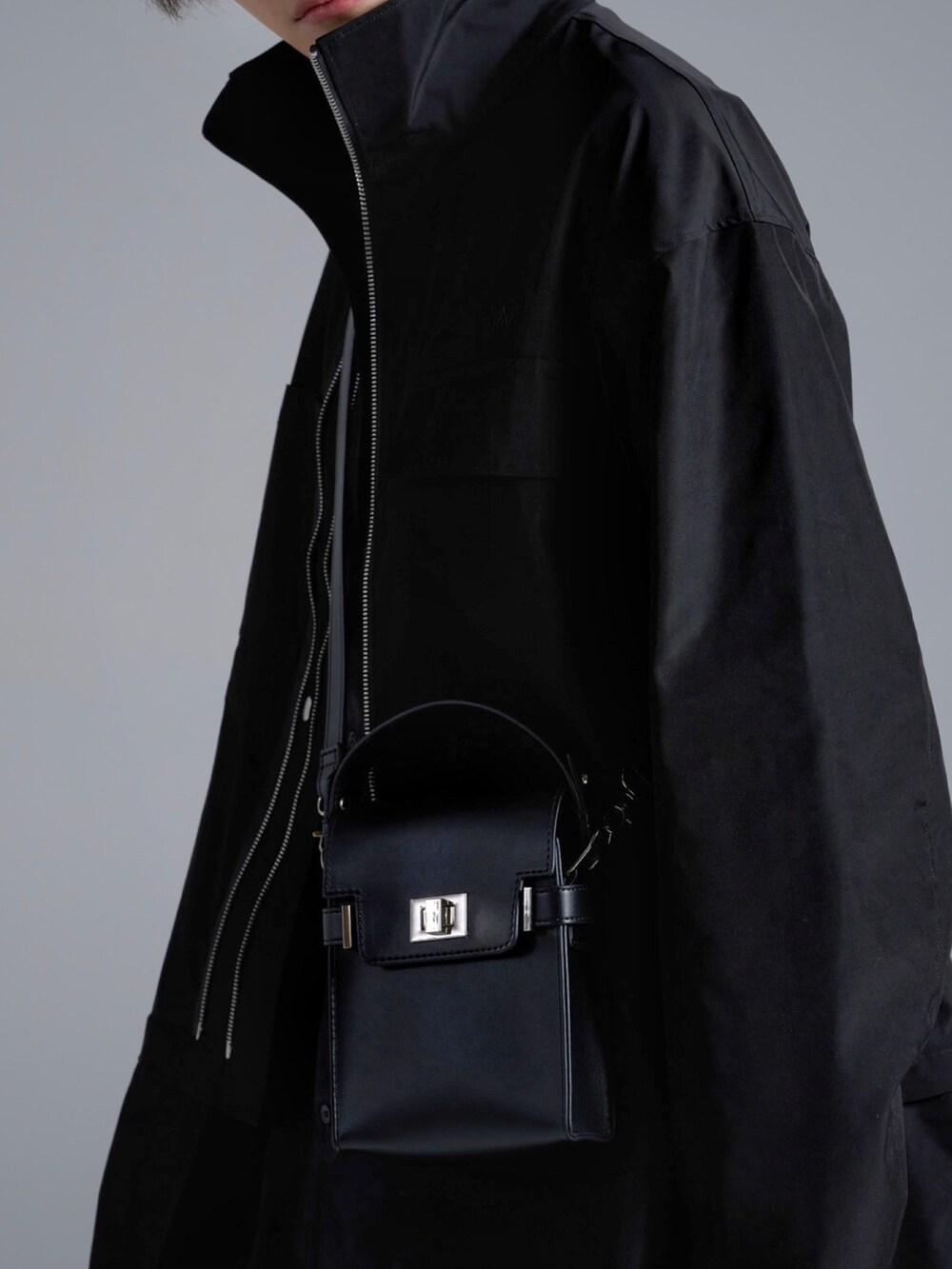 レッド系のシャツ/ブラウス、ブラック系のカーゴパンツ、ブラック系のブーツを着用したメンズの春コーディネートの5枚目の写真