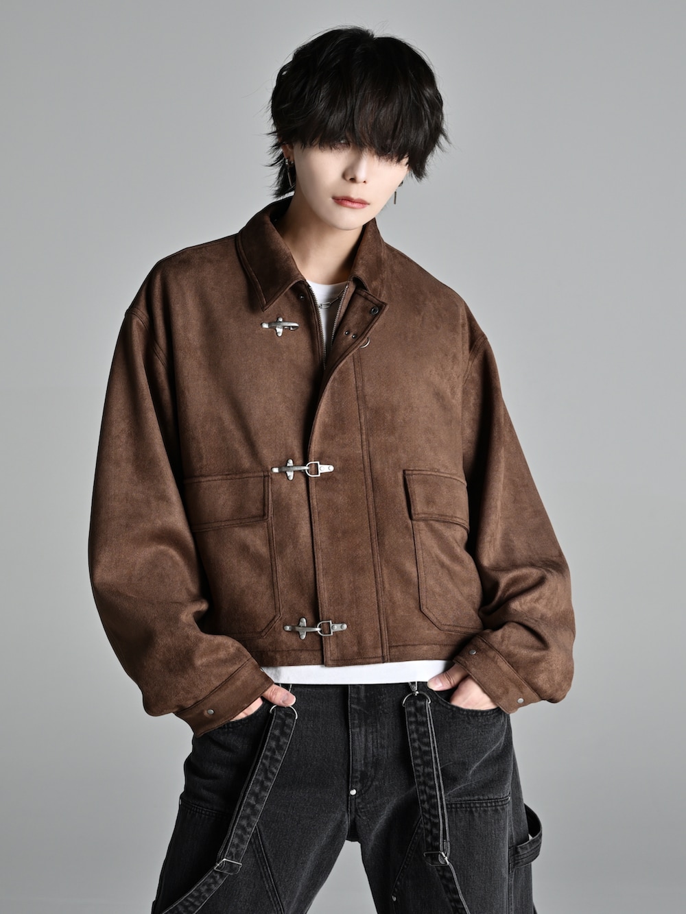 ブラック系のデニムパンツ、ブラック系のローファー、ブラウン系のブルゾンを着用したメンズの冬コーディネートの2枚目の写真