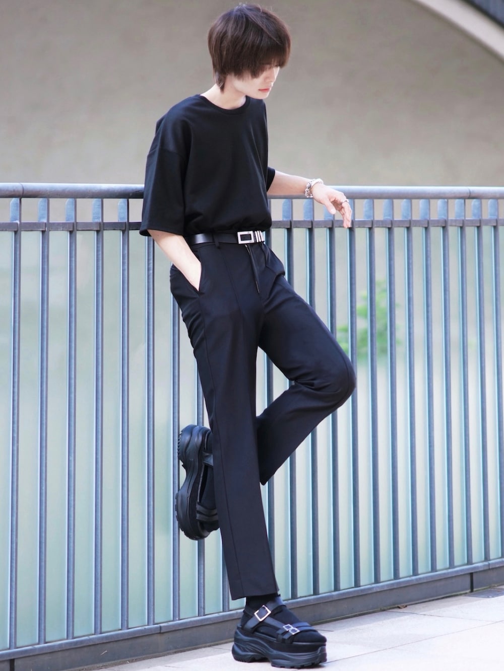 ブラック系のTシャツ/カットソー、ブラック系のショルダーバッグ、ブラック系のスラックスを着用したメンズの夏コーディネートの2枚目の写真
