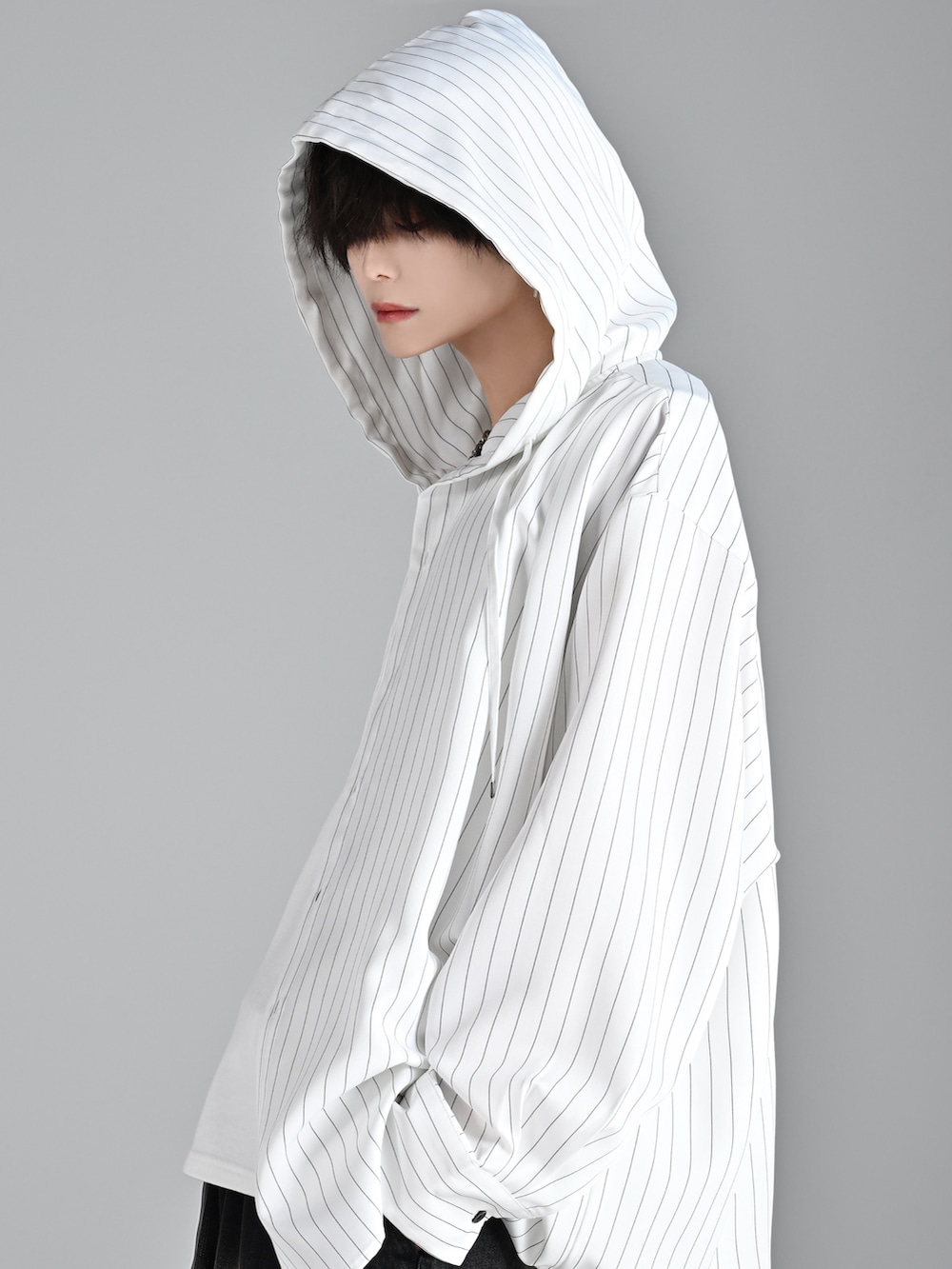 ベージュ系のブーツ、レッド系のタンクトップ、ホワイト系のシャツ/ブラウスを着用したメンズの夏コーディネートの3枚目の写真