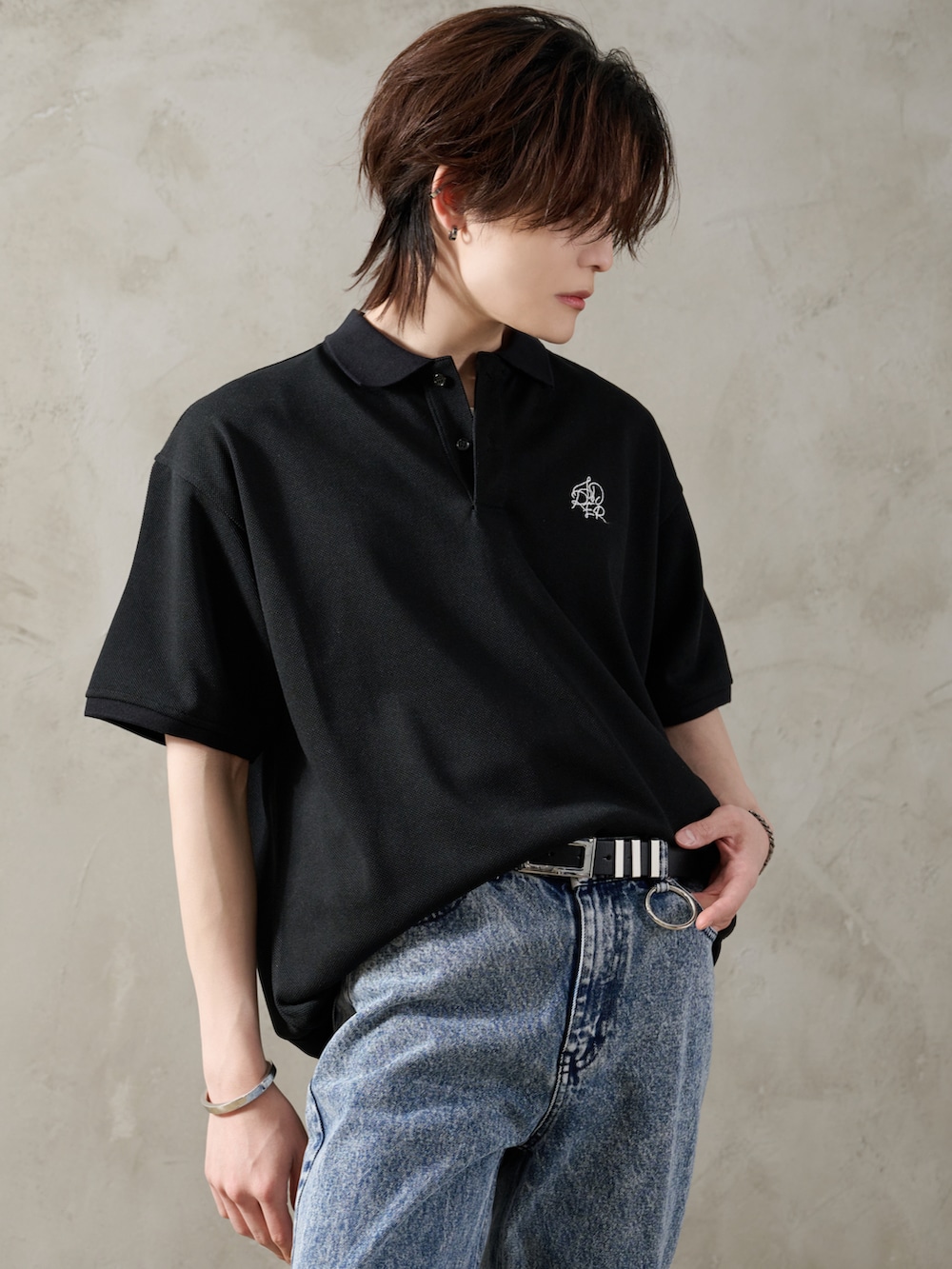 ブラック系のブーツ、ブラック系のカーゴパンツ、ブラック系のショルダーバッグを着用したメンズの春コーディネートの3枚目の写真