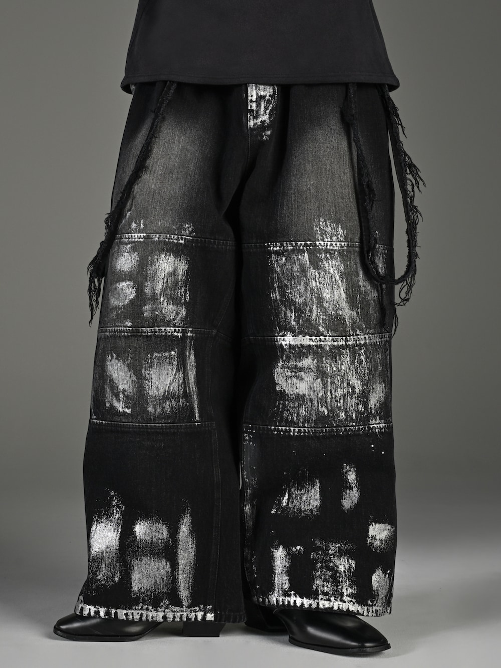 ブラック系のショルダーバッグ、ホワイト系のスニーカー、ピンク系のTシャツ/カットソーを着用したレディースの春コーディネートの4枚目の写真