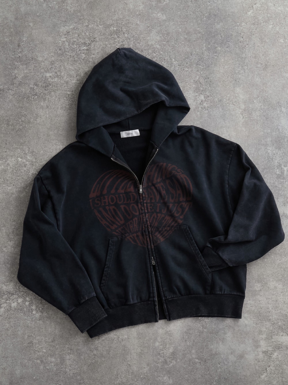 ブルー系のその他パンツ、ブラック系のローファー、ブラック系のパーカーを着用したメンズの夏コーディネートの3枚目の写真