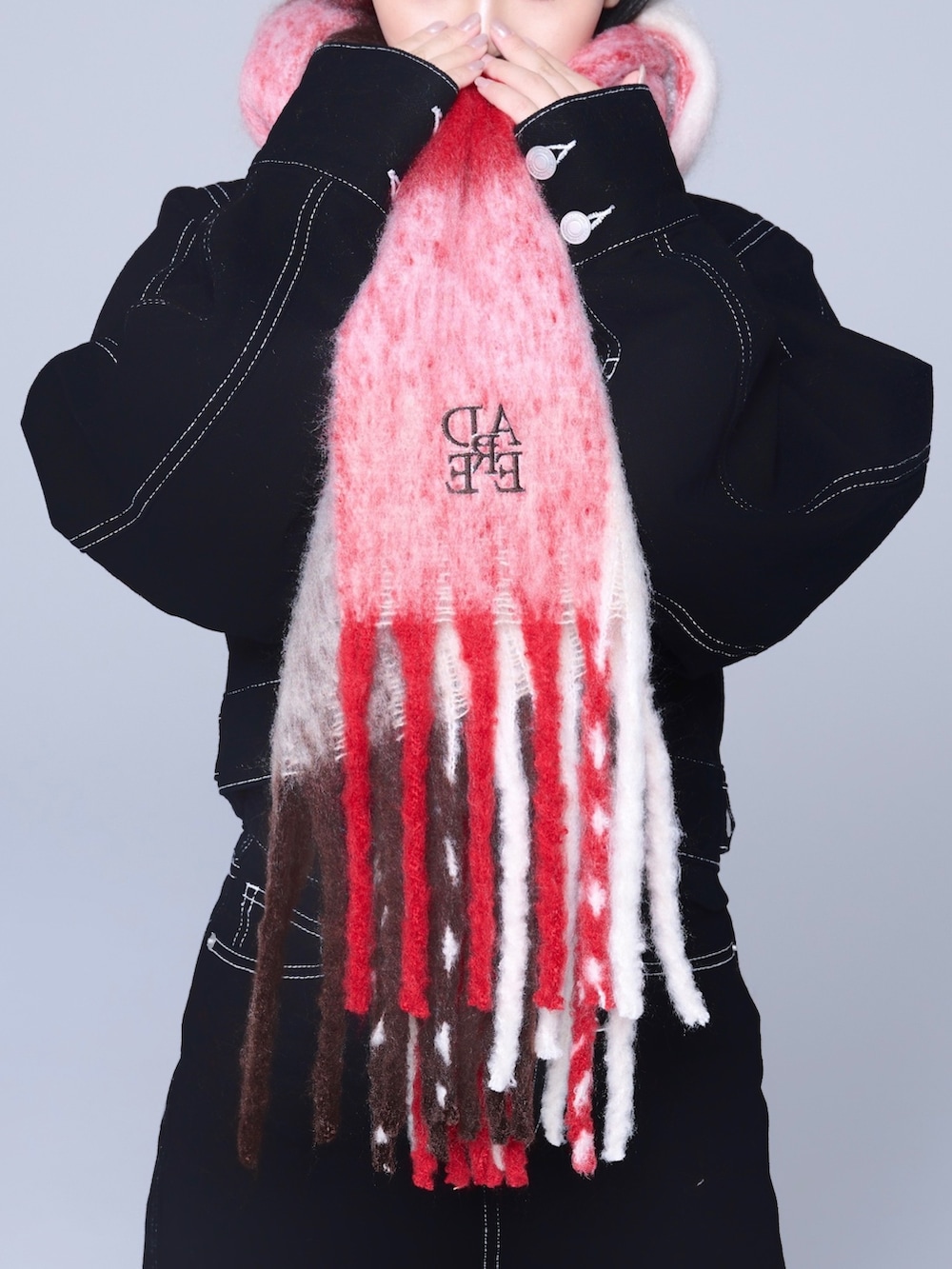 ブラック系のニット/セーター、ブラック系のリング、シルバー系のピアス（両耳用）を着用したメンズの冬コーディネートの4枚目の写真