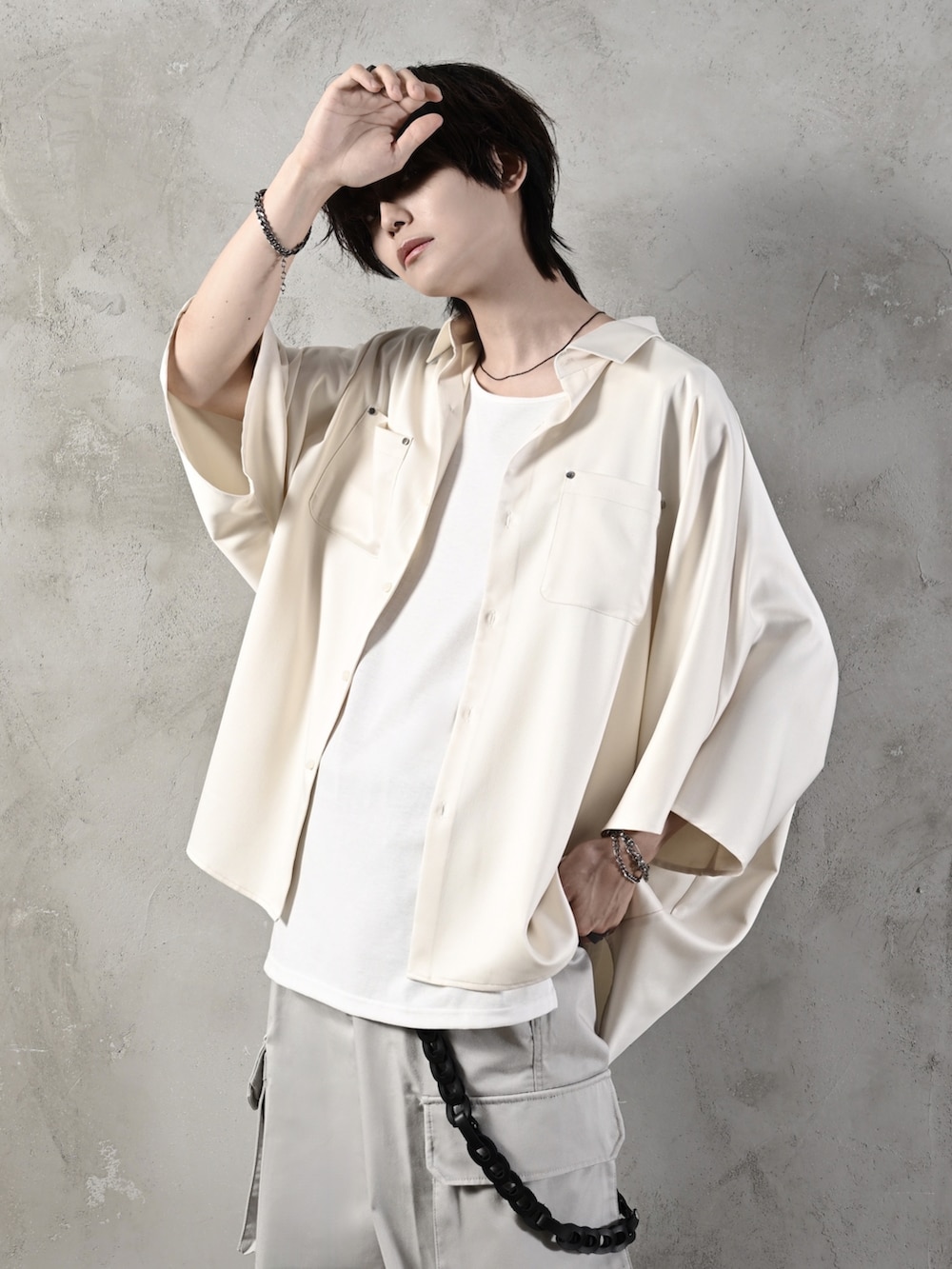 ホワイト系のタンクトップ、ホワイト系のシャツ/ブラウス、グレー系のカーゴパンツを着用したメンズの夏コーディネートの2枚目の写真