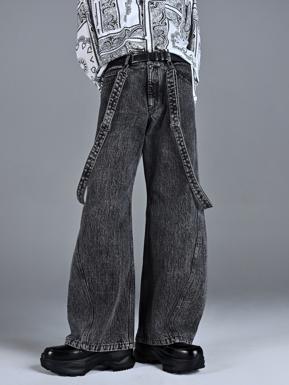 ホワイト系のスニーカー、ホワイト系のシャツ/ブラウス、ブラック系のデニムパンツを着用したメンズの冬コーディネートの2枚目の写真