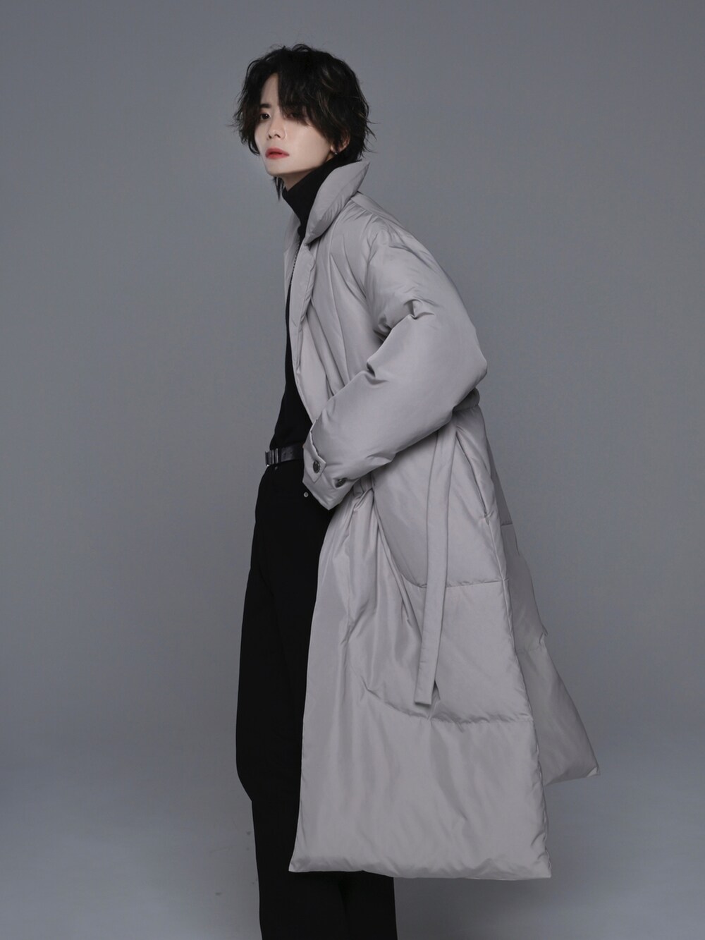 ブラック系のニット/セーター、ブラック系のデニムパンツ、ブラック系のブーツを着用したメンズの秋コーディネートの3枚目の写真