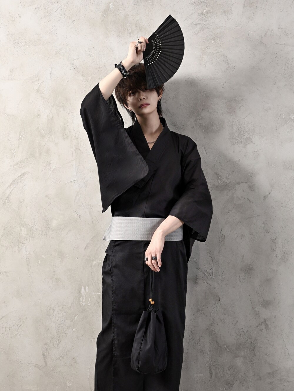 ブラック系のブレスレット、シルバー系のバングル/リストバンド、ブラック系のボクサーパンツを着用したメンズの夏コーディネートの2枚目の写真