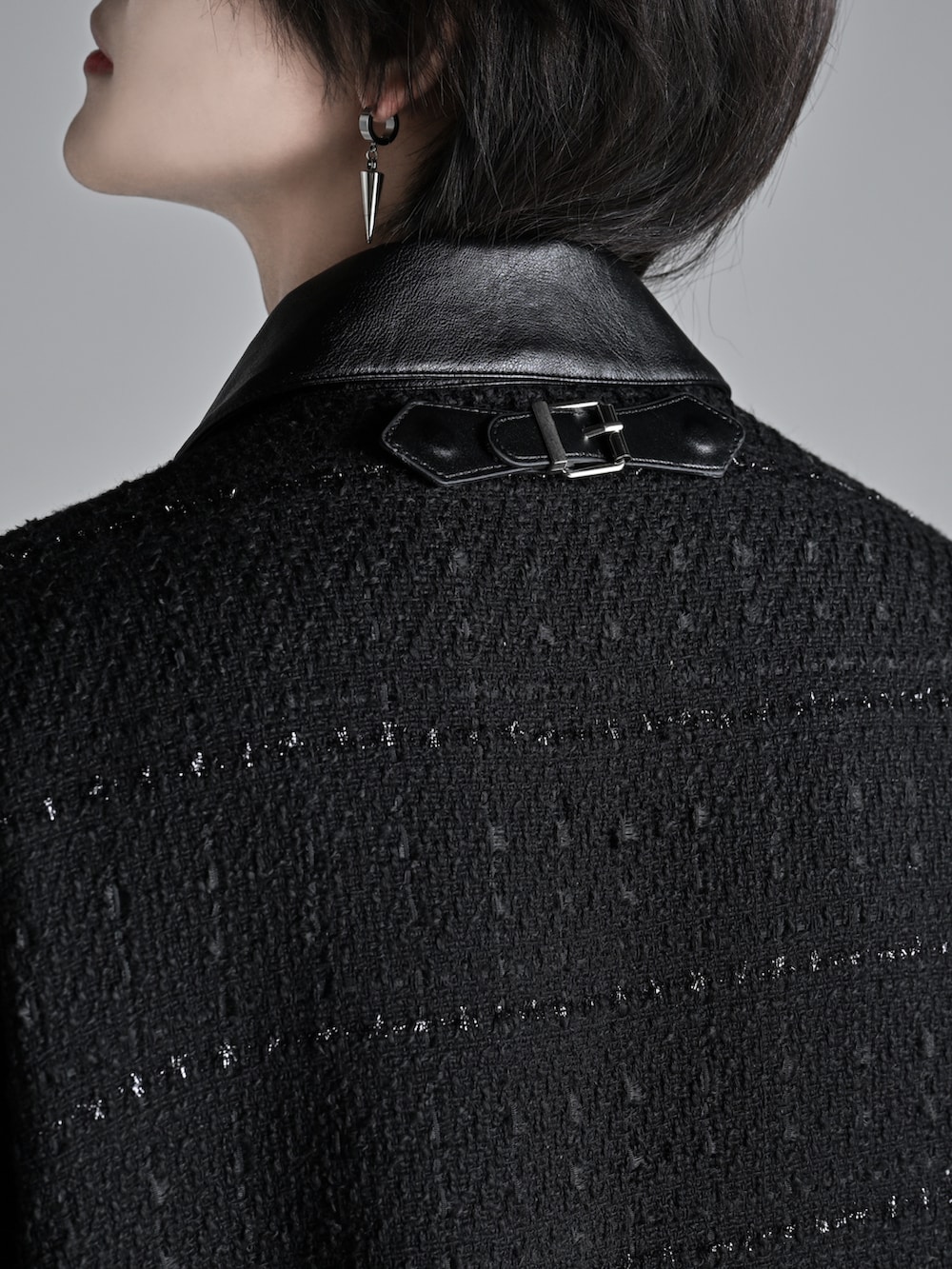 ブラック系のブルゾン、ブラック系のカーゴパンツ、ブラック系のローファーを着用したメンズの秋コーディネートの4枚目の写真