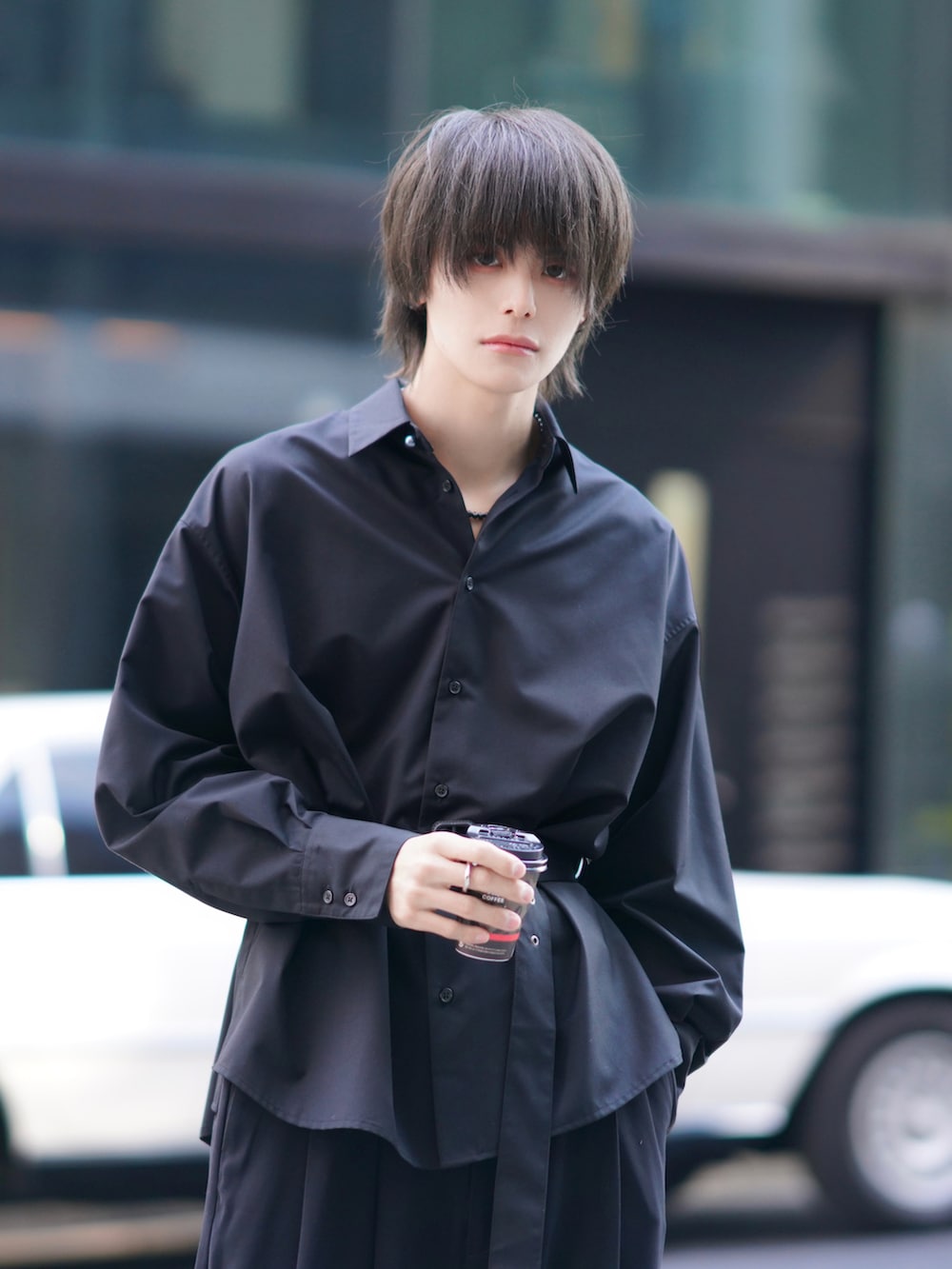 ブラック系のテーラードジャケット、ブラック系のスラックス、ブラック系のブーツを着用したメンズの春コーディネートの4枚目の写真