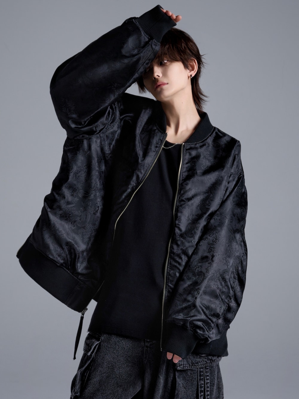 ブラック系のタンクトップ、ブラック系のMA-1、ブラック系のブーツを着用したメンズの冬コーディネートの2枚目の写真