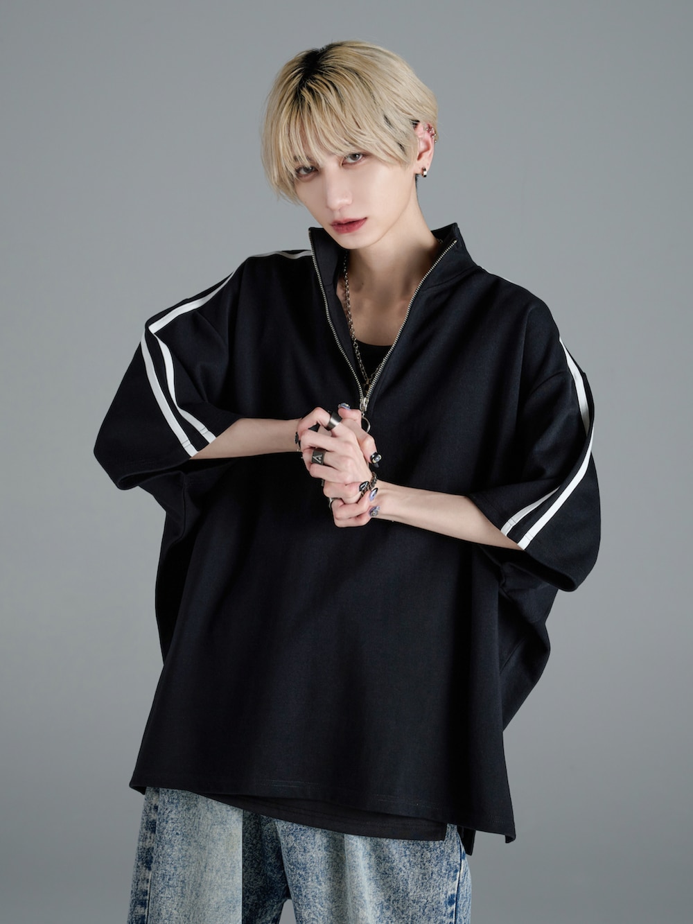 ブラック系のTシャツ/カットソー、ホワイト系のタンクトップ、ブラック系のカーゴパンツを着用したメンズの春コーディネートの3枚目の写真