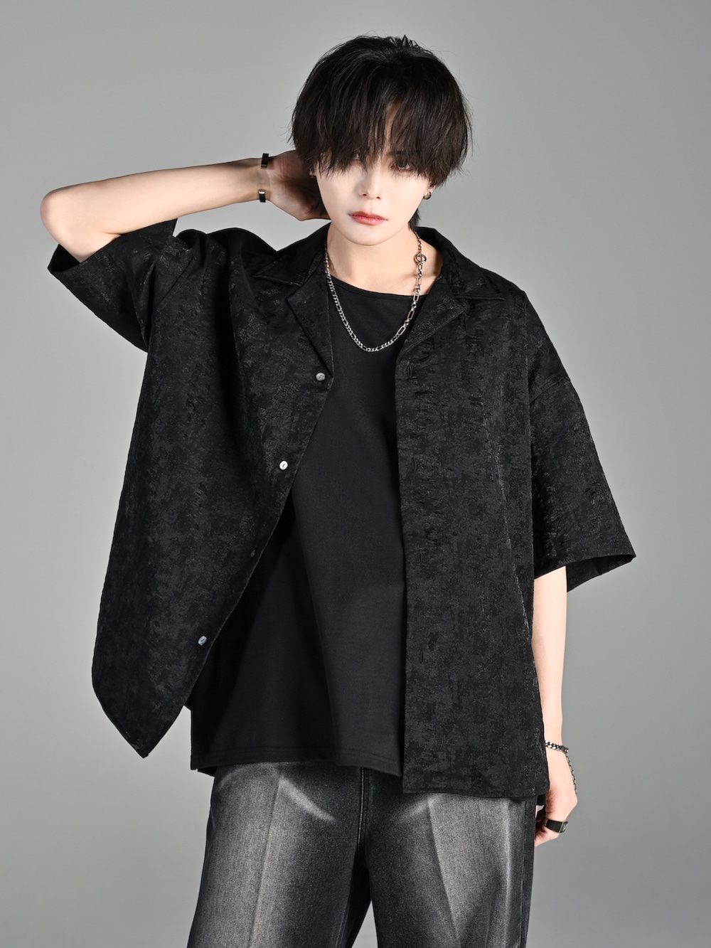 ブラック系のスニーカー、レッド系のタンクトップ、ブラック系のシャツ/ブラウスを着用したメンズの夏コーディネートの2枚目の写真