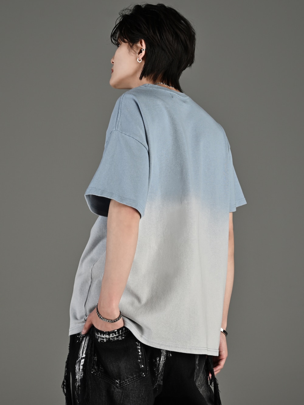 「春めき満開コーデ、adrer、アドラー、犬飼京、グラデーション、Tシャツ、オーバーサイズ、箔デニム、箔プリント、デニムパンツ、デニム、スニーカー、スニーカーコーデ、プチプラ、韓国ファッション」｜「BALENCIAGAのアイテム（スニーカー、ホワイト系）」を使った、犬飼京 inukai keiさん（メンズ・183cm）の春コーディネートの5枚目の写真
