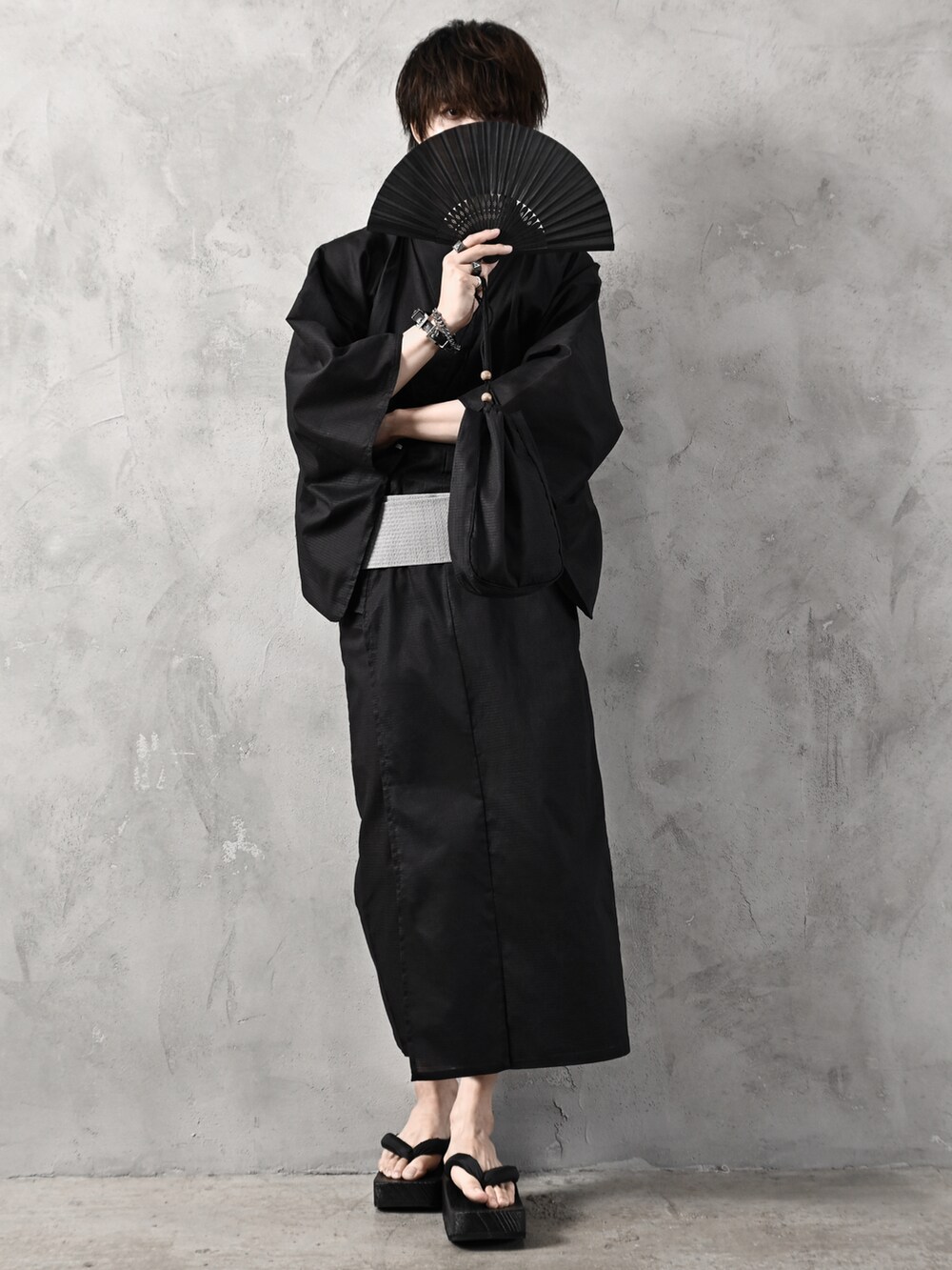 シルバー系のバングル/リストバンド、シルバー系のピアス(両耳用)、ブラック系のリングを着用したメンズの春コーディネートの2枚目の写真