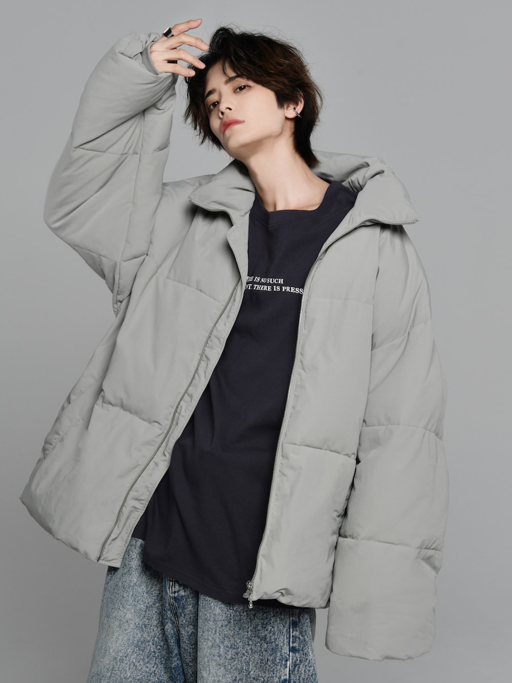 ブルー系のデニムパンツ、グレー系のダウンジャケット/コート、グレー系のTシャツ/カットソーを着用したメンズの秋コーディネートの3枚目の写真