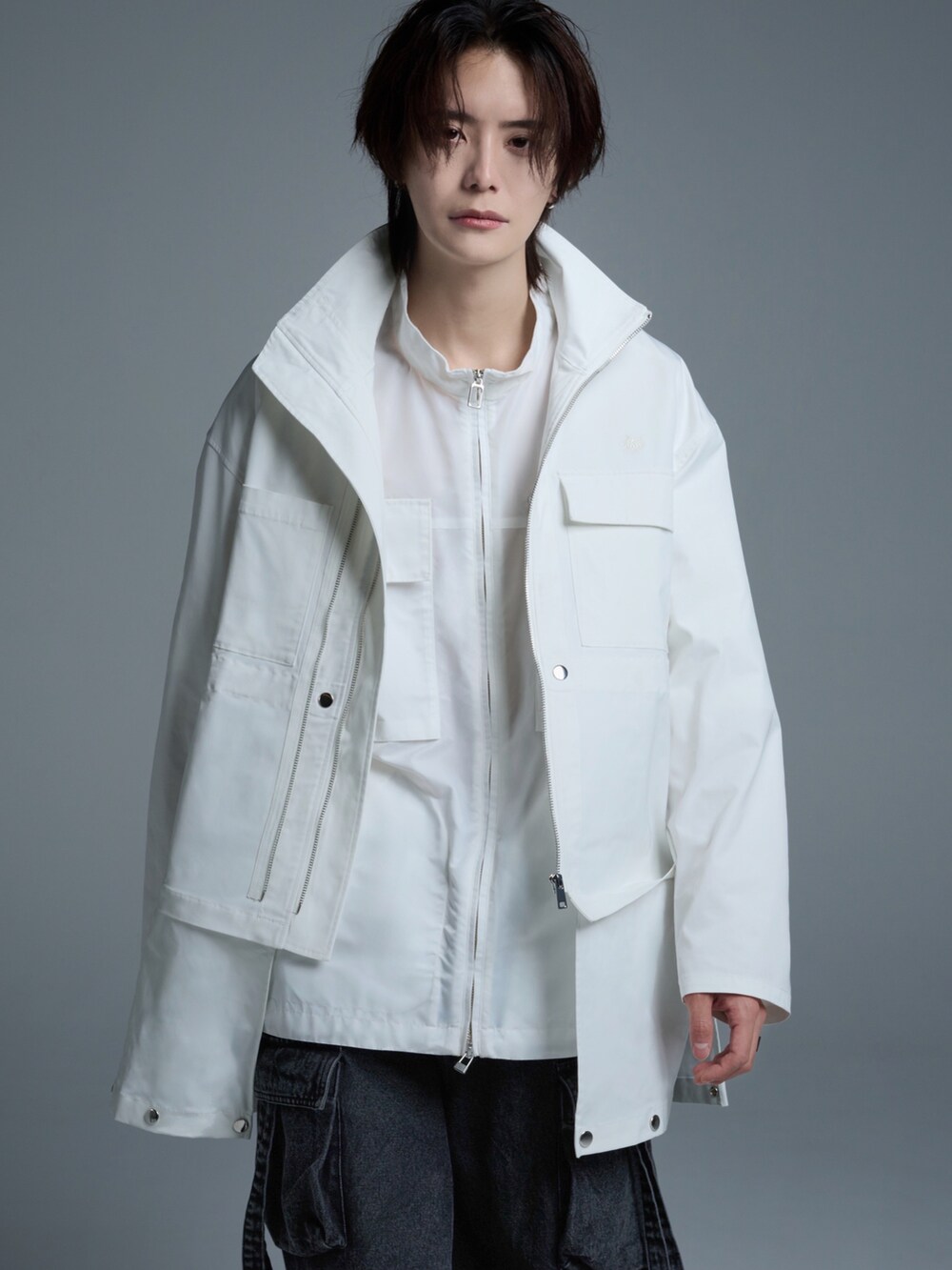 ブラック系のTシャツ/カットソー、ブラック系のカーゴパンツ、ブラック系のブーツを着用したメンズの春コーディネートの3枚目の写真