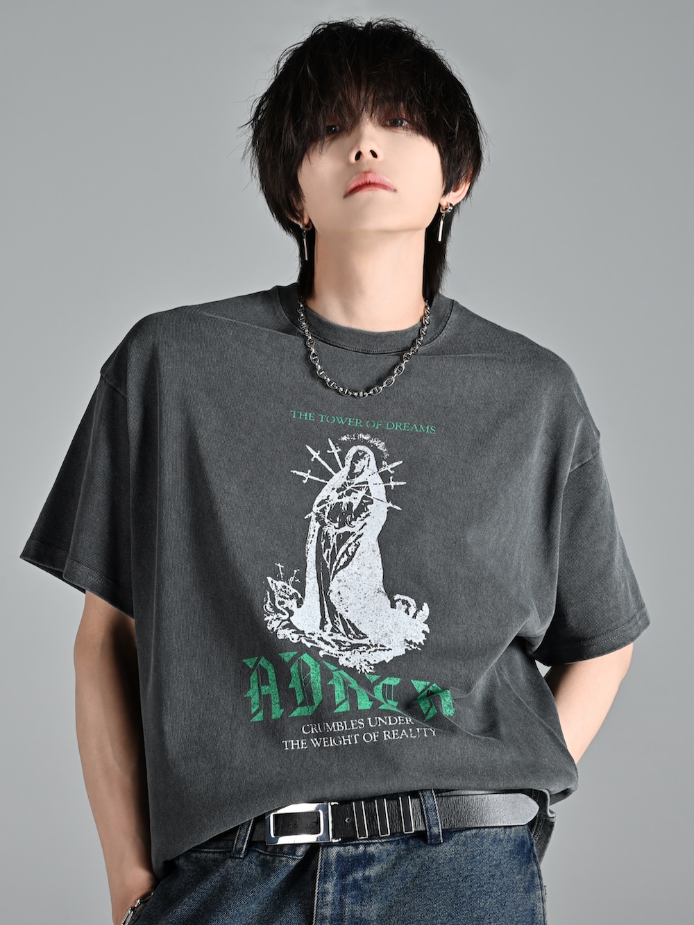 ブラック系のショルダーバッグ、ブルー系のデニムパンツ、グレー系のTシャツ/カットソーを着用したメンズの夏コーディネートの2枚目の写真