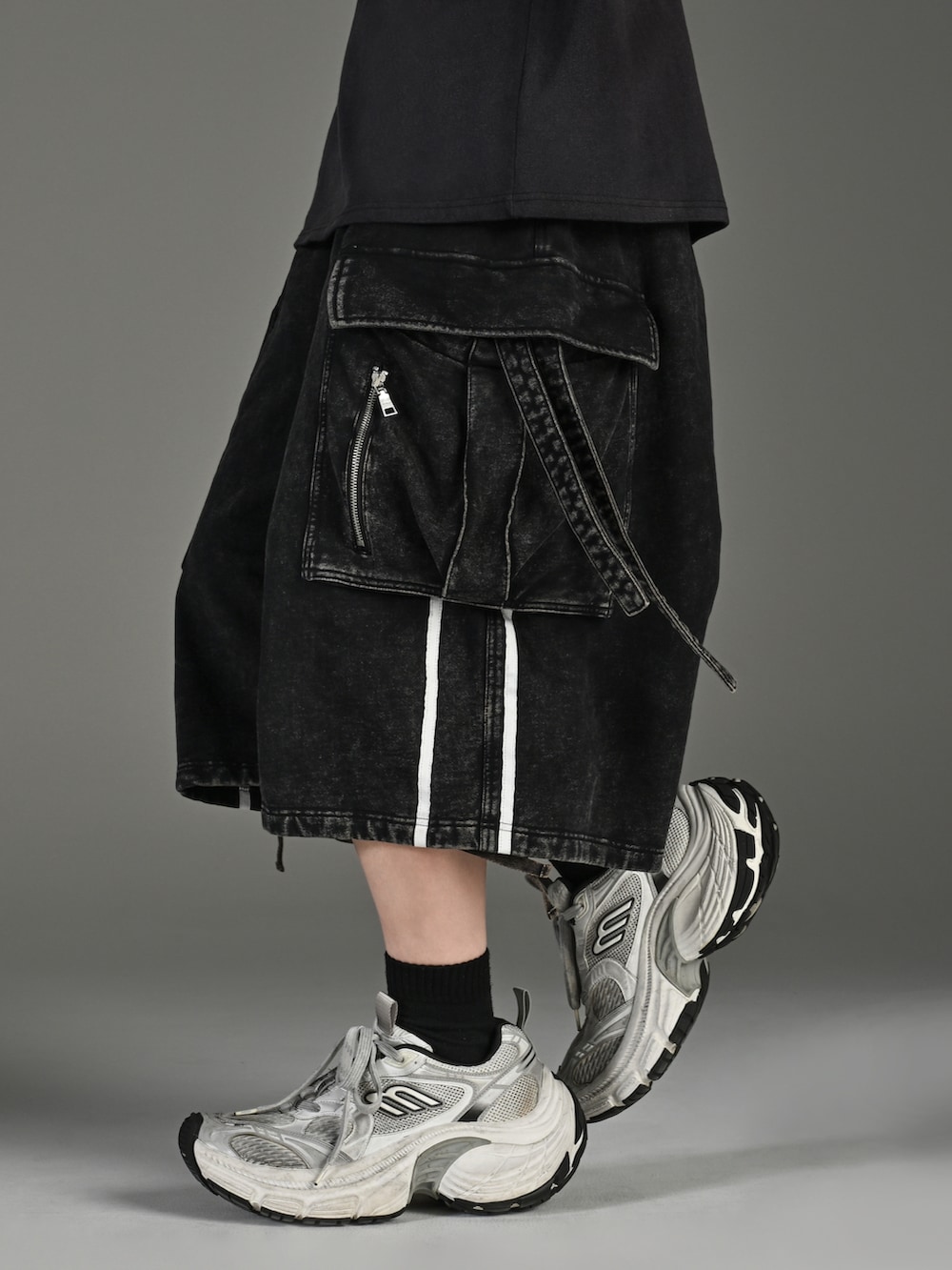 ブラック系のシャツ/ブラウス、グレー系のタンクトップ、ブラック系のカーゴパンツを着用したメンズの夏コーディネートの4枚目の写真