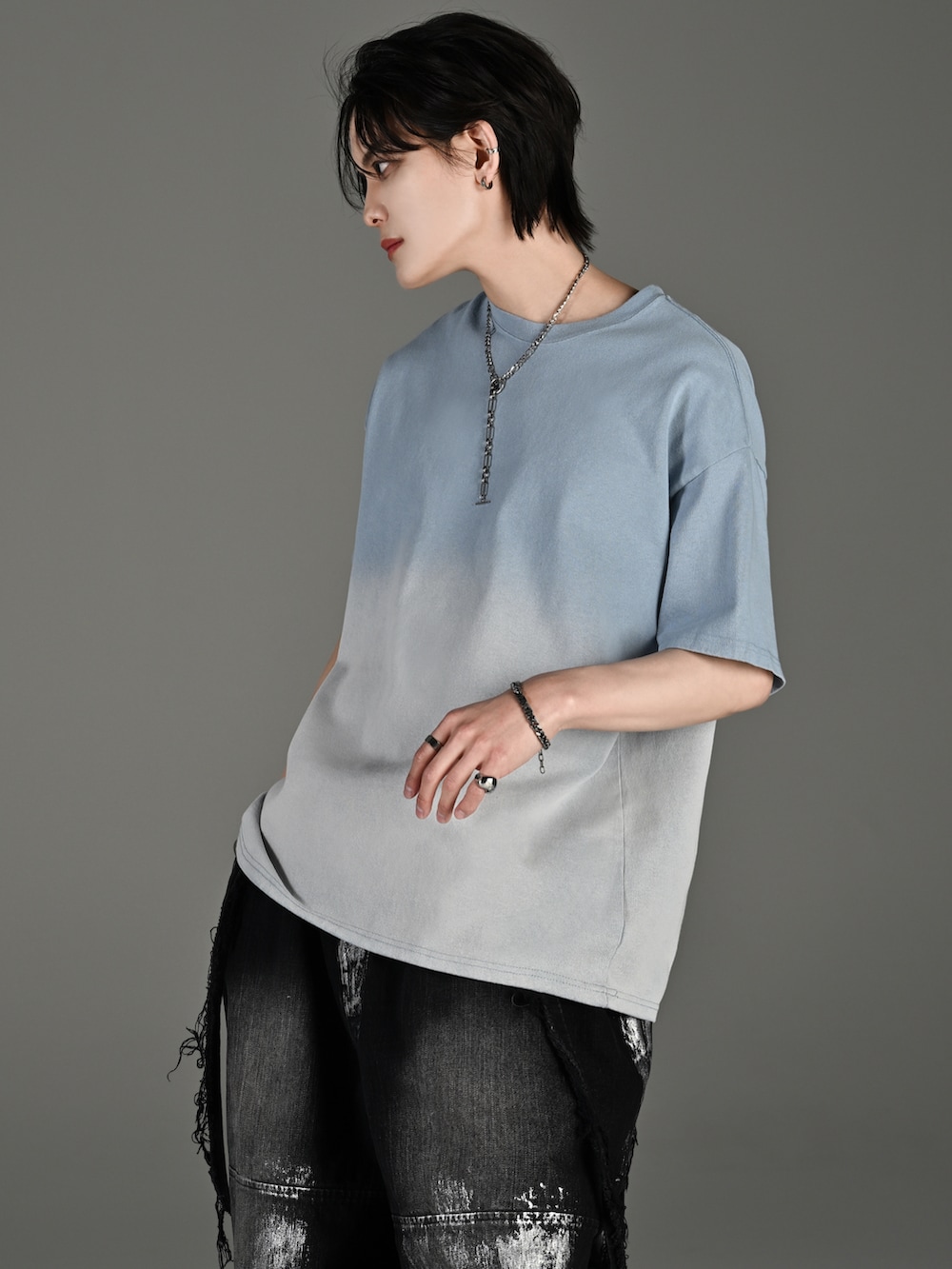 「春めき満開コーデ、adrer、アドラー、犬飼京、グラデーション、Tシャツ、オーバーサイズ、箔デニム、箔プリント、デニムパンツ、デニム、スニーカー、スニーカーコーデ、プチプラ、韓国ファッション」｜「BALENCIAGAのアイテム（スニーカー、ホワイト系）」を使った、犬飼京 inukai keiさん（メンズ・183cm）の春コーディネートの4枚目の写真