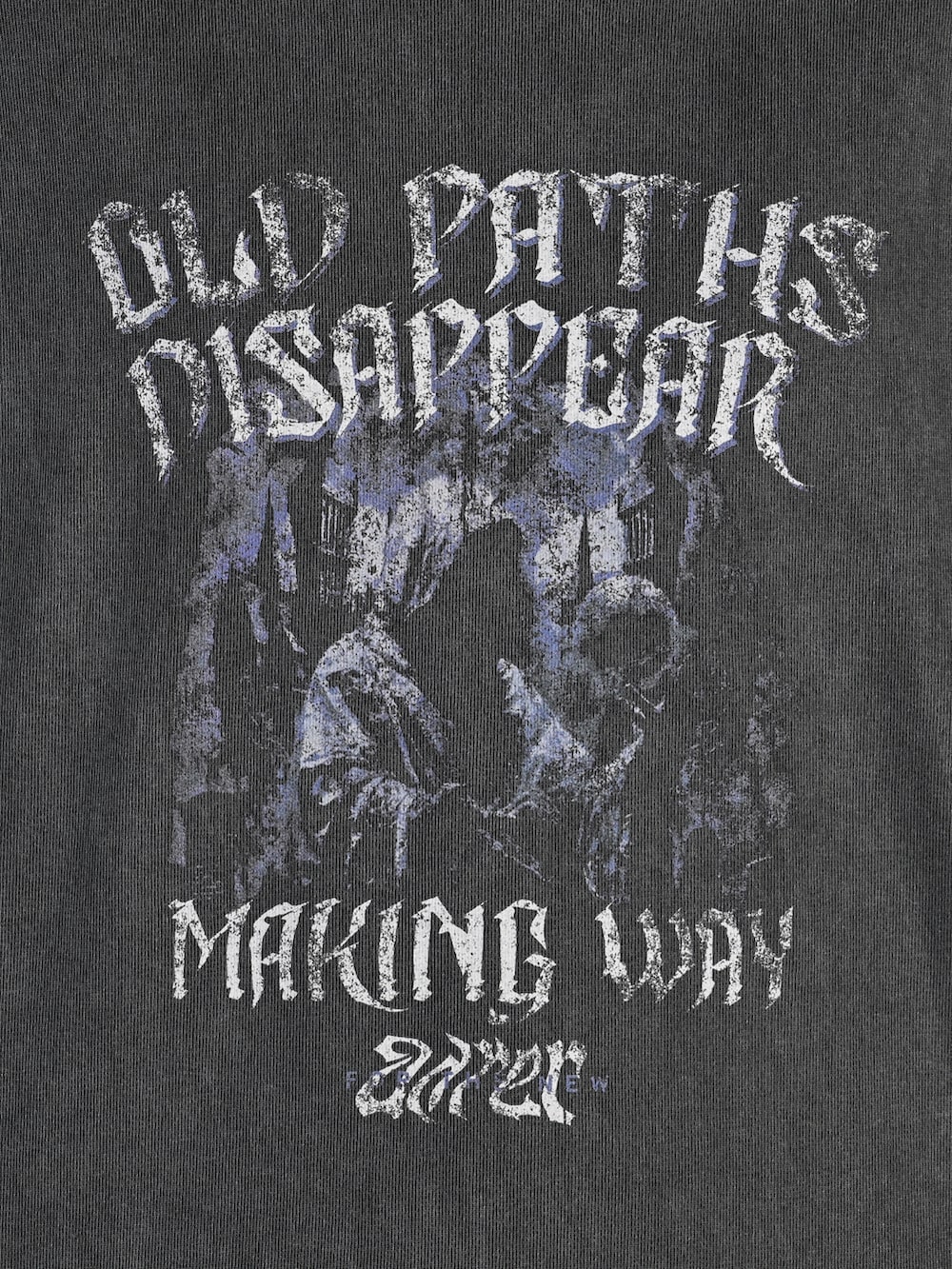 ブルー系のカーゴパンツ、ホワイト系のスニーカー、グレー系のTシャツ/カットソーを着用したメンズの春コーディネートの5枚目の写真